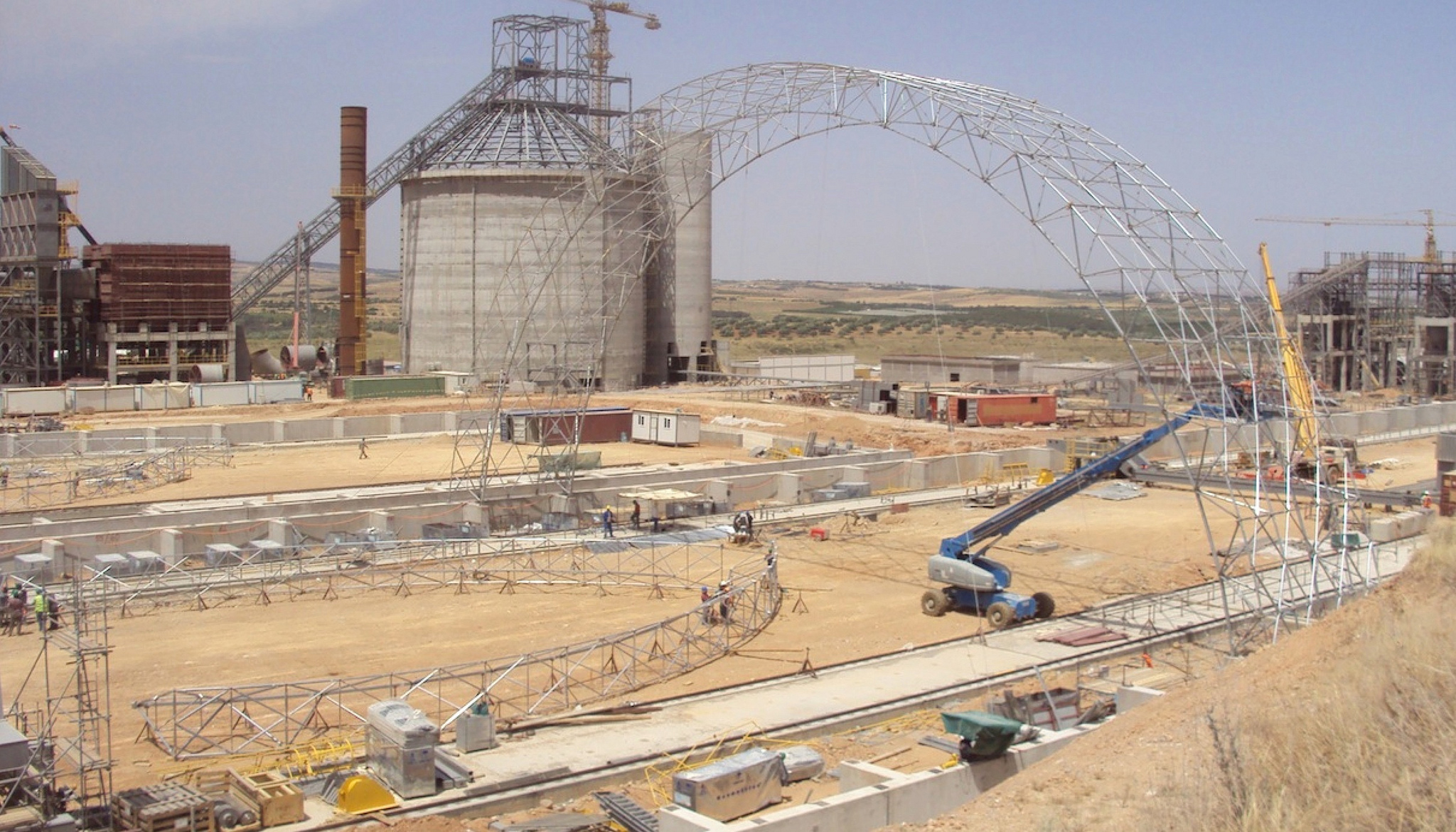 Mitades de arcos son pre-ensambladas para un proyecto en Túnez.