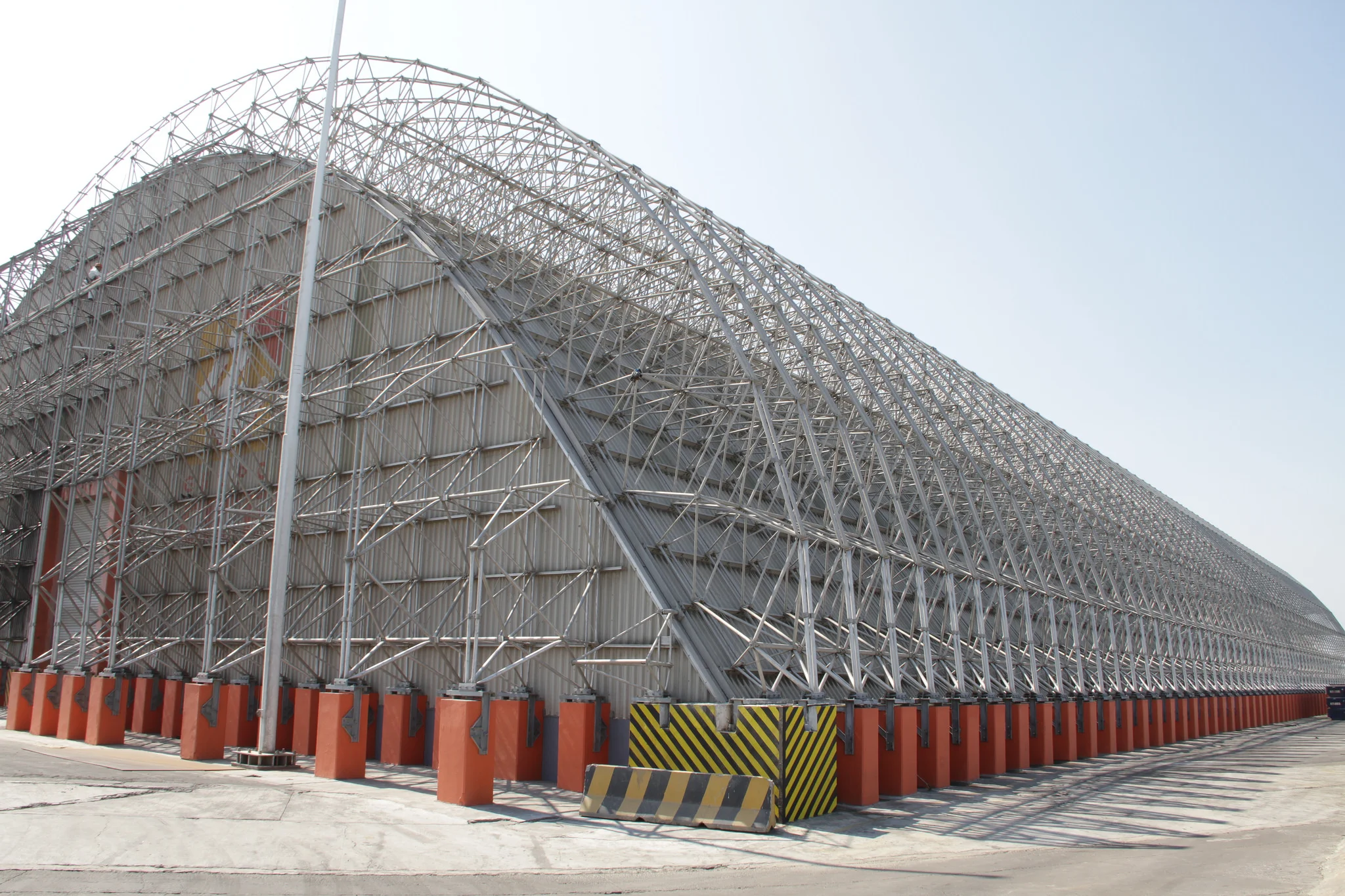 Estructura de aluminio con revestimiento interno, que protege a la par el contenido y el ambiente.