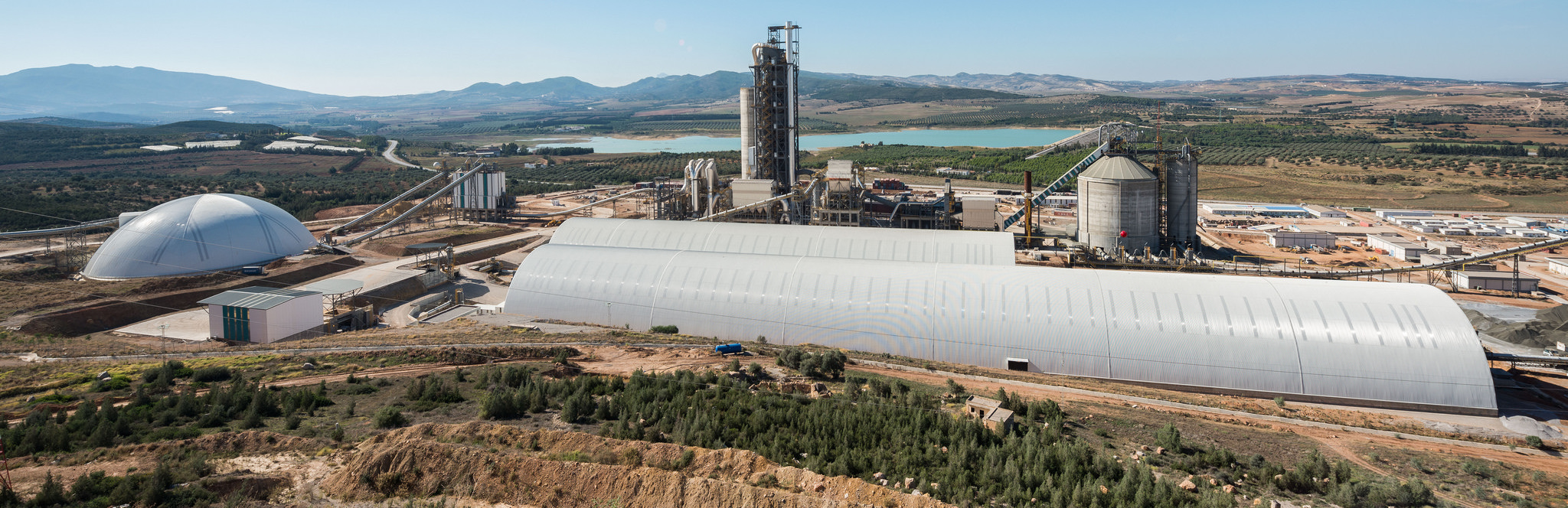 In the case of Tunisia’s largest and most technologically advanced cement plant, Geometrica supplied three structures for additives, coal, and limestone. The bulk storage structures contain the dust from stacking and blending of raw materials and fuel, helping meet the plant’s environmental goals.