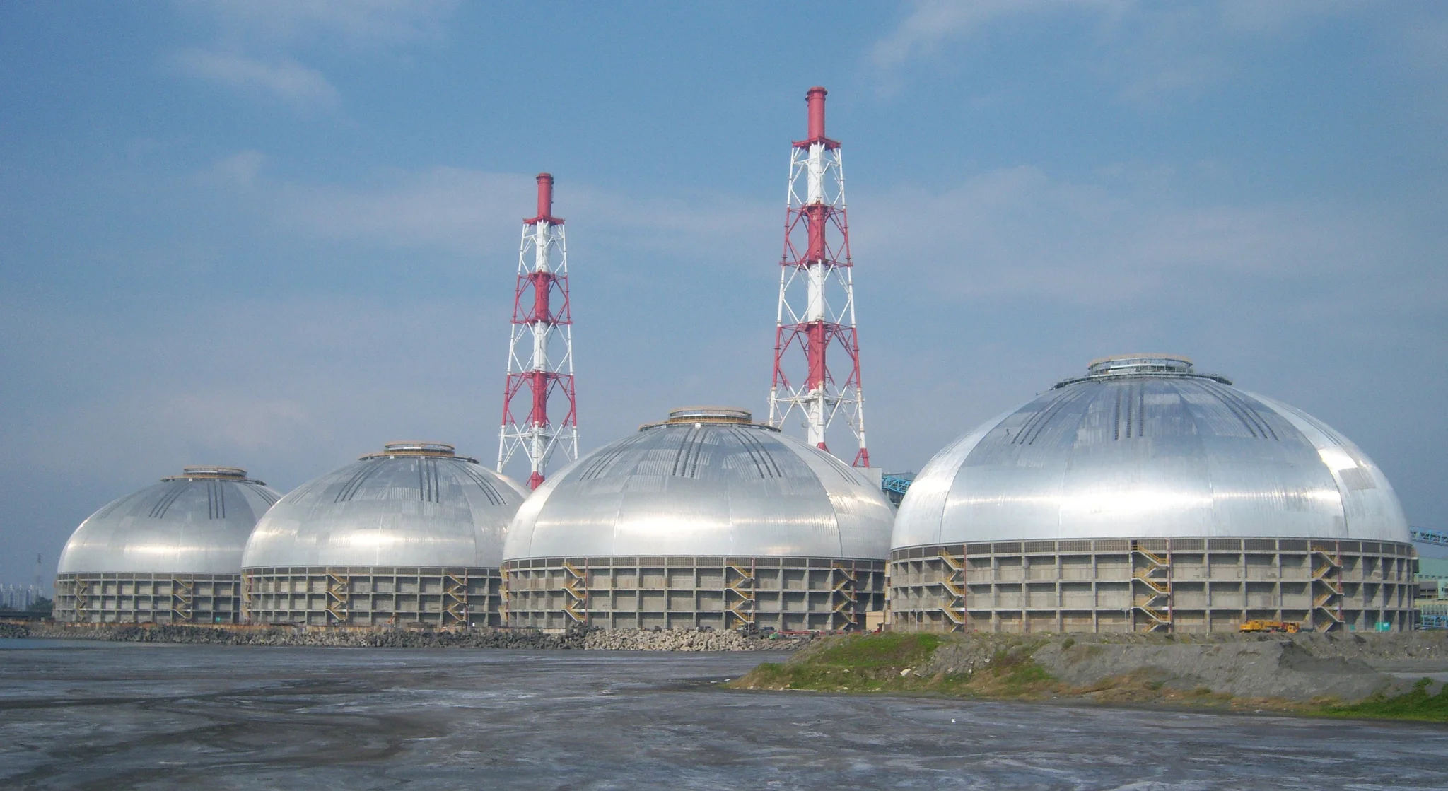 Hsin-Ta Station in Taiwan is home to four massive silos designed for Tai Power. Like the Nemak structures, all four are identical in shape. Each circular coal storage domes spans 126m and is built to withstand typhoon-force winds and corrosive saltwater.