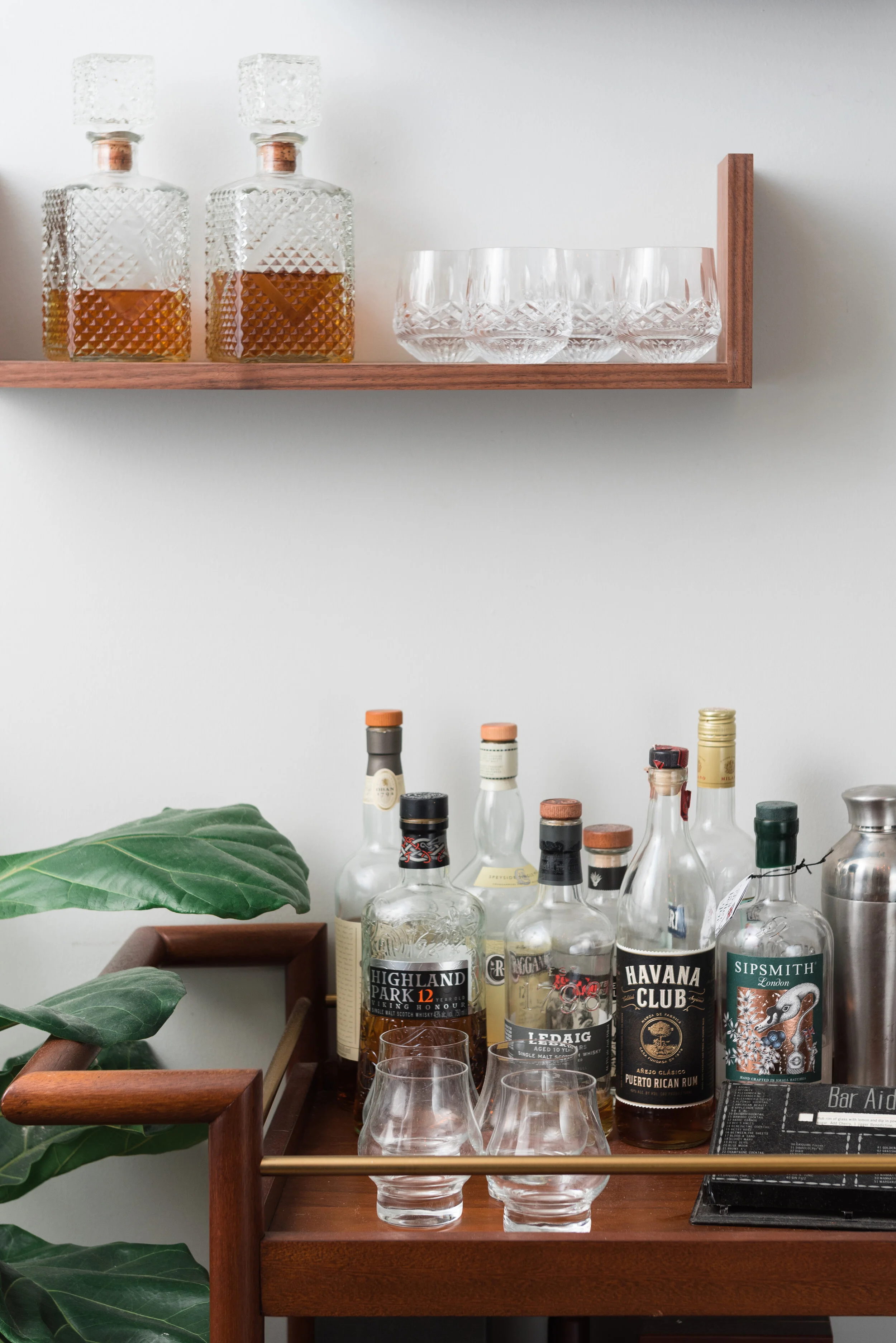 Deepcut_Floating_U_Shelf_Home_Bar.jpg