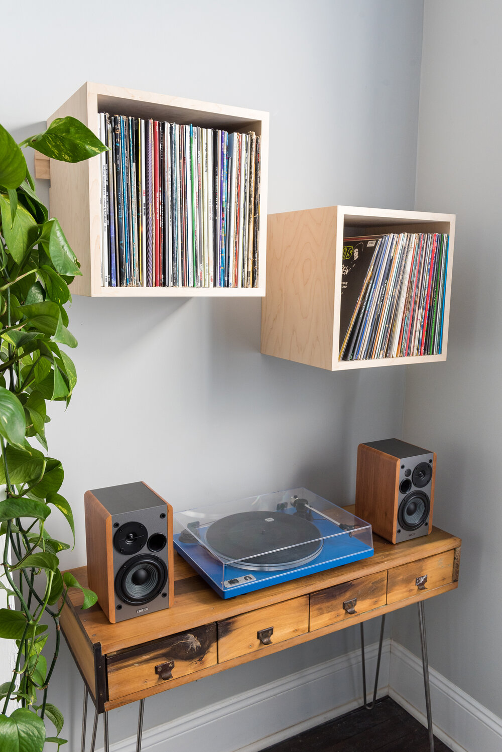 A minimal vinyl stereo complete with Deep Cut Cube Shelves.