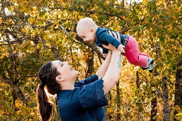 Am I the only one who isn&rsquo;t ready for winter? Bring me back to all the beautiful fall photos with all the beautiful families. 🍂