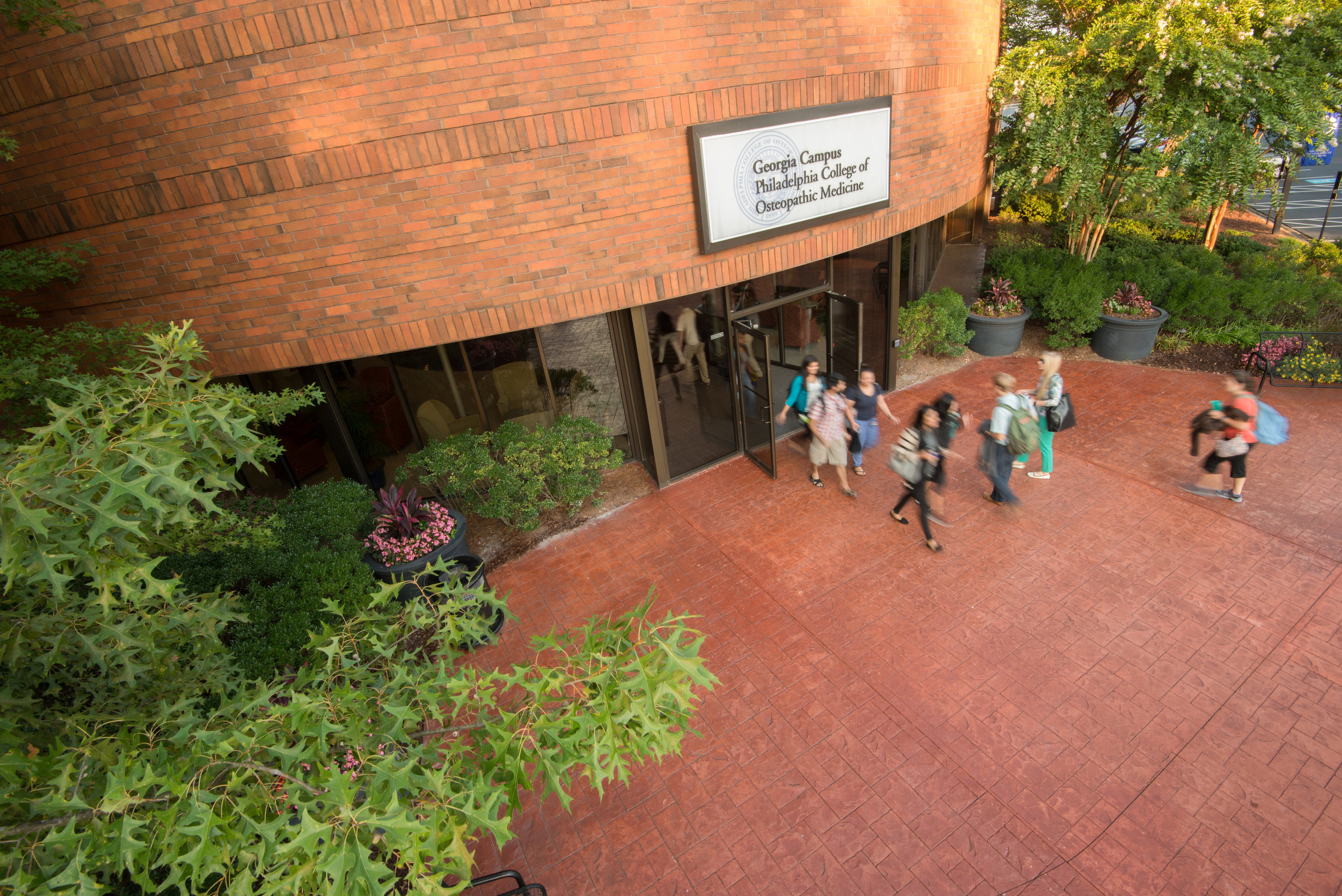 students_walking_into_front_entrance_of_ga-pcom_012.jpg