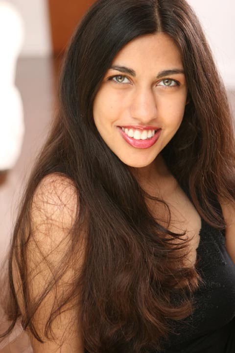 Alisha Desai Headshot1.jpg