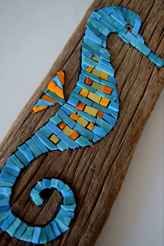 Seahorse in Driftwood (Smalti, Gold Smalti)
