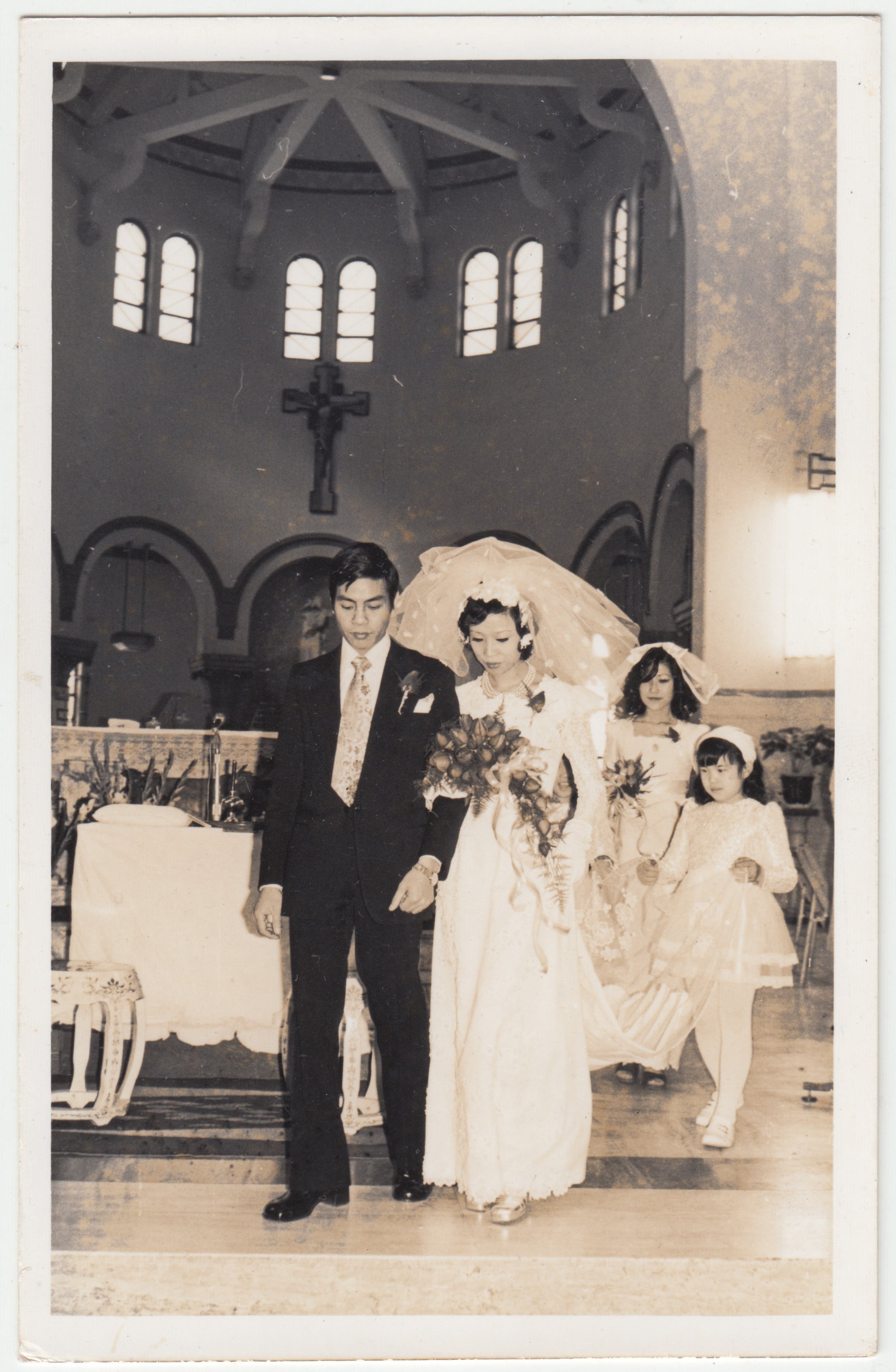 五叔公’s Wedding, c. 1970s. Mum & EE are flower girls. The visible one should be EE.