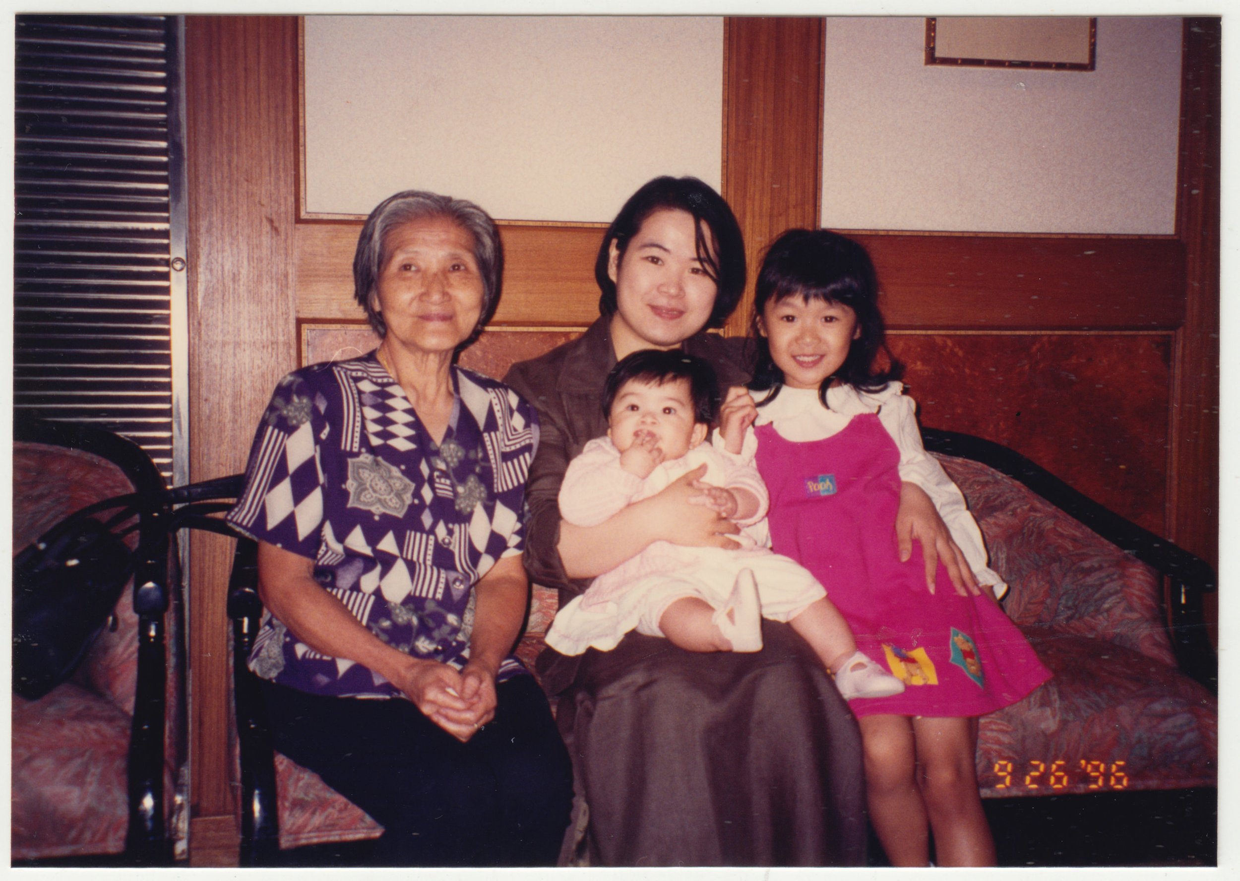 no. 00469 / 蝶姨婆, Charlotte, Mum & Bonnie at a family banquet, taken on 26 September 1996. Bonnie is Uncle William's ex's daughter.
