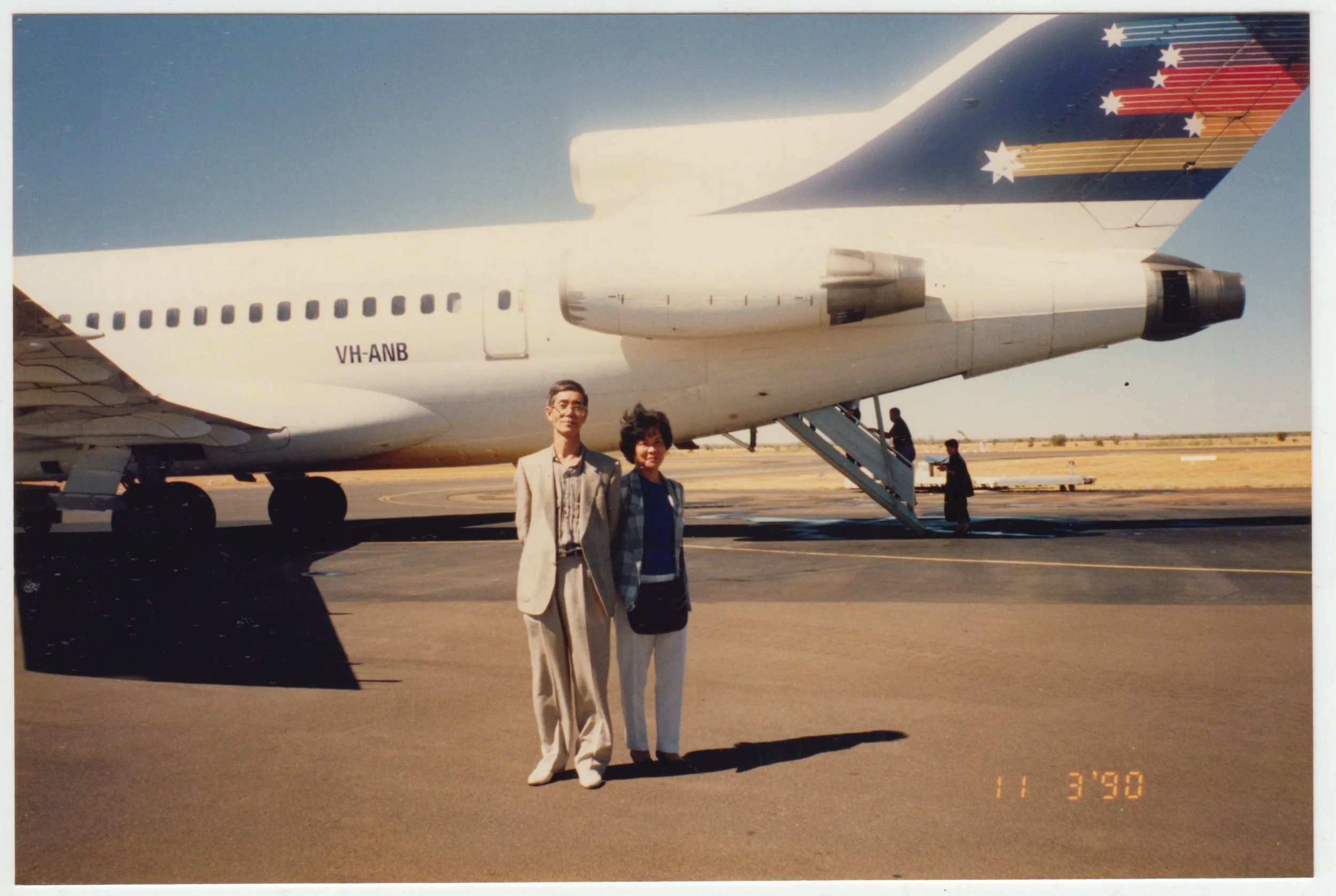 no. 00324 / Grandma & Grandpa in front of a plane in Australia, taken on 11 March 1990. This is part of the trip to Australia with Mum and 姨太婆 in March 1990.