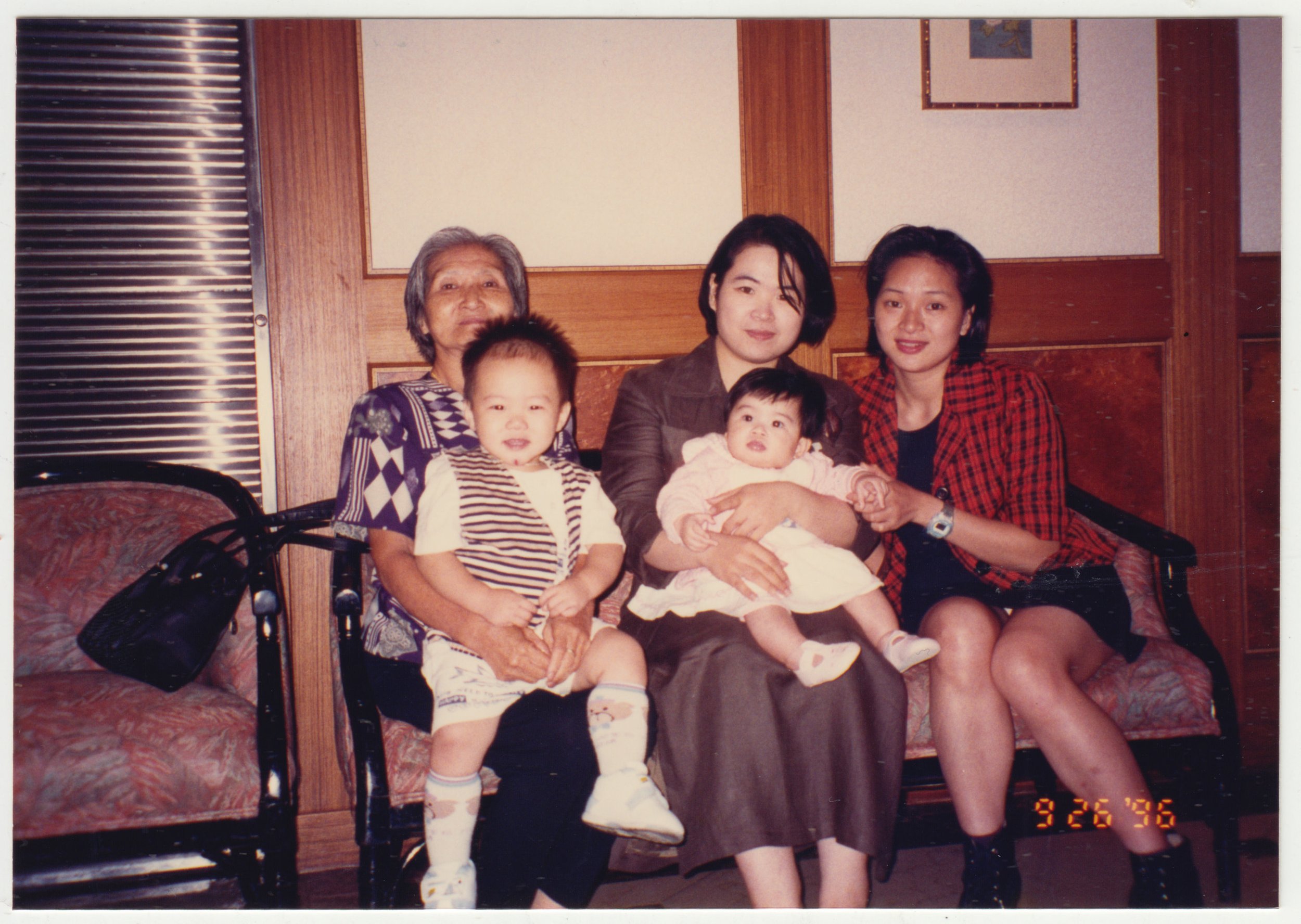 no. 00467 / 蝶姨婆, Leon Wan, Mum, Charlotte & 表姑婆 at a family banquet, taken on 26 September 1996.