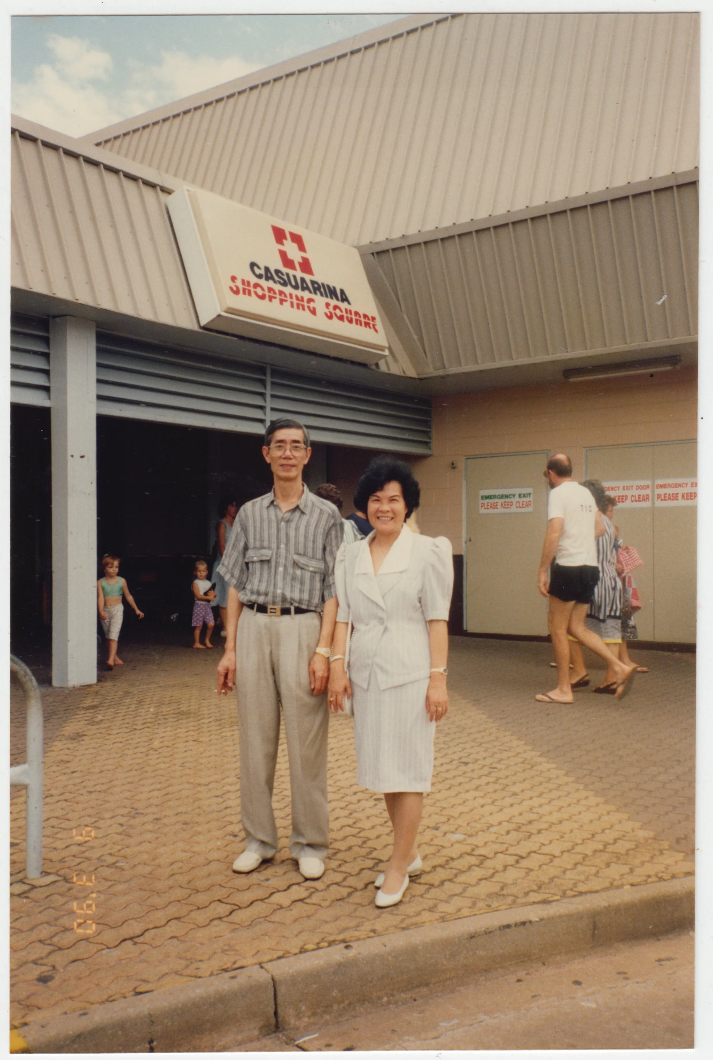 no. 00332 / Grandma & Grandpa in front of Casuarina Shopping Centre in Australia, taken on 9 March 1990. This is part of the trip to Australia with Mum and 姨太婆 in March 1990.