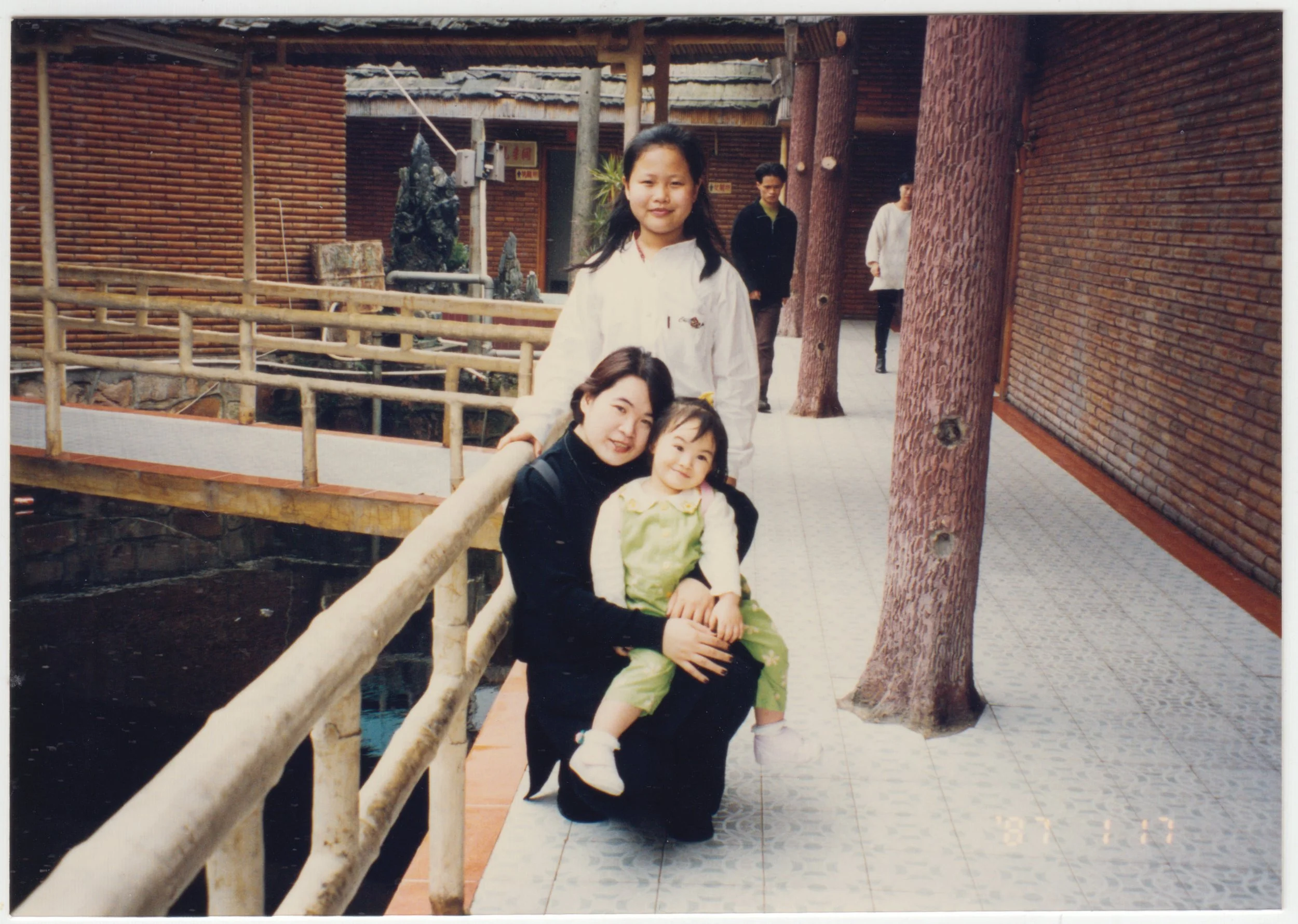 no. 00239 / Mum, Charlotte & 茜茜表姐 in Zhongshan, c. February 1998. There was an error in the photo's date.