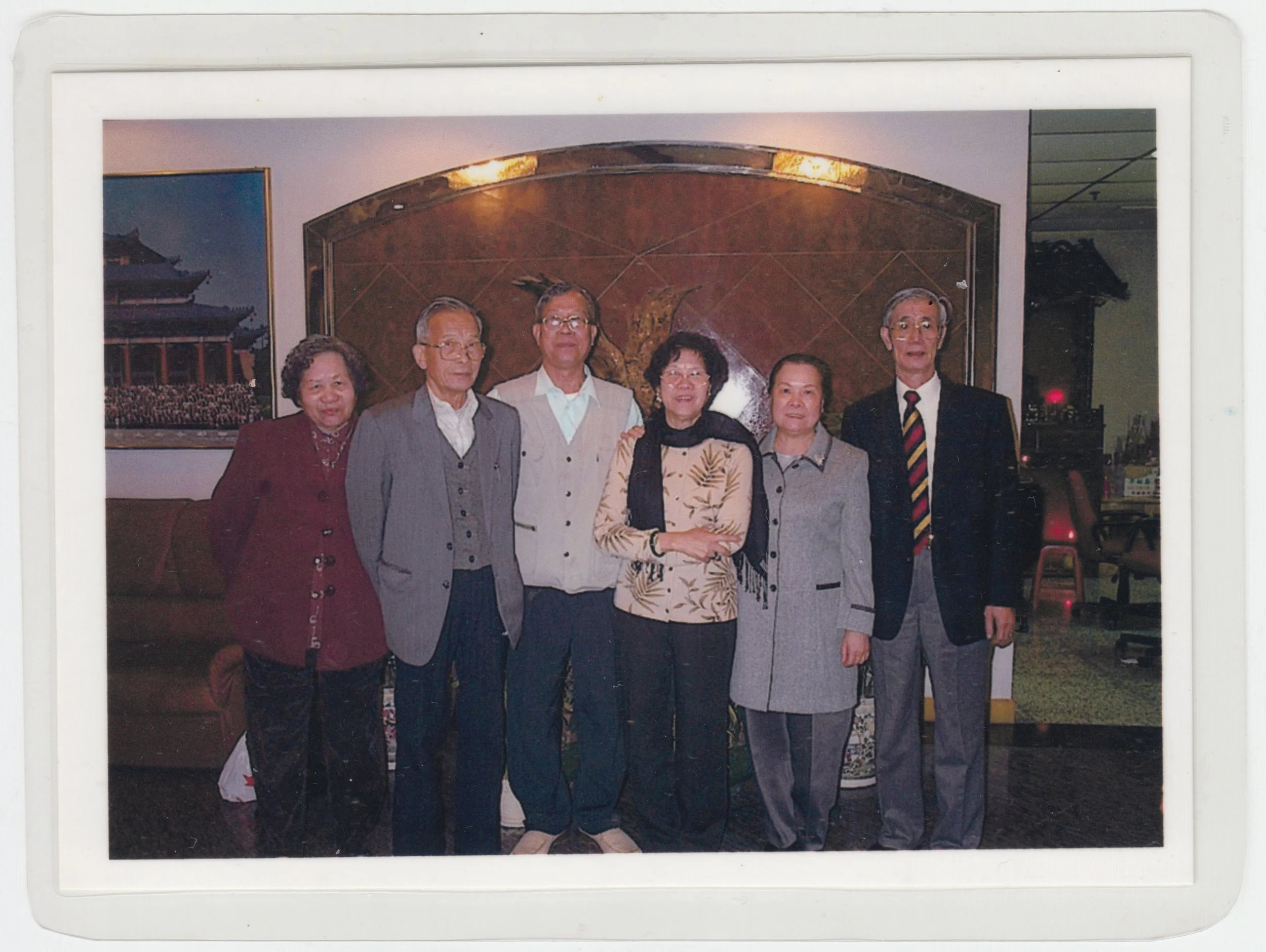 no. 00427 / The Fok Siblings and their spouses (sans 三襟婆& Mi Gung) in the reception of Marble Bra Factory 廣東萬邦公司, in Zhongshan, c. 2002. From left to right: 
大襟婆, 大舅公, 三舅公, Mi Por, Grandma & Grandpa.