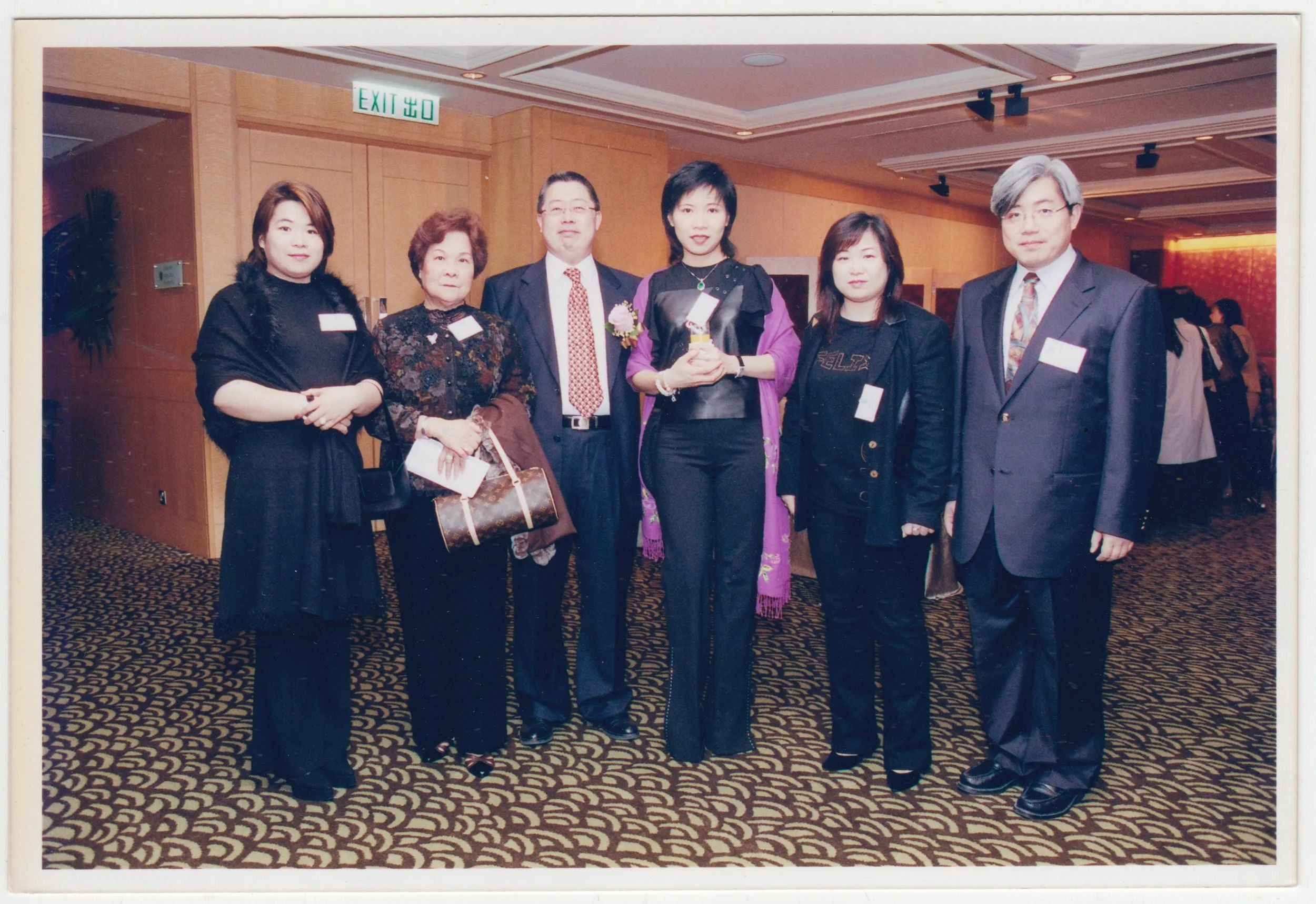 no. 00356 / Mum, Grandma, Uncle Edward, 舅母, EE, and Uncle William at a banquet, c. 2000s.