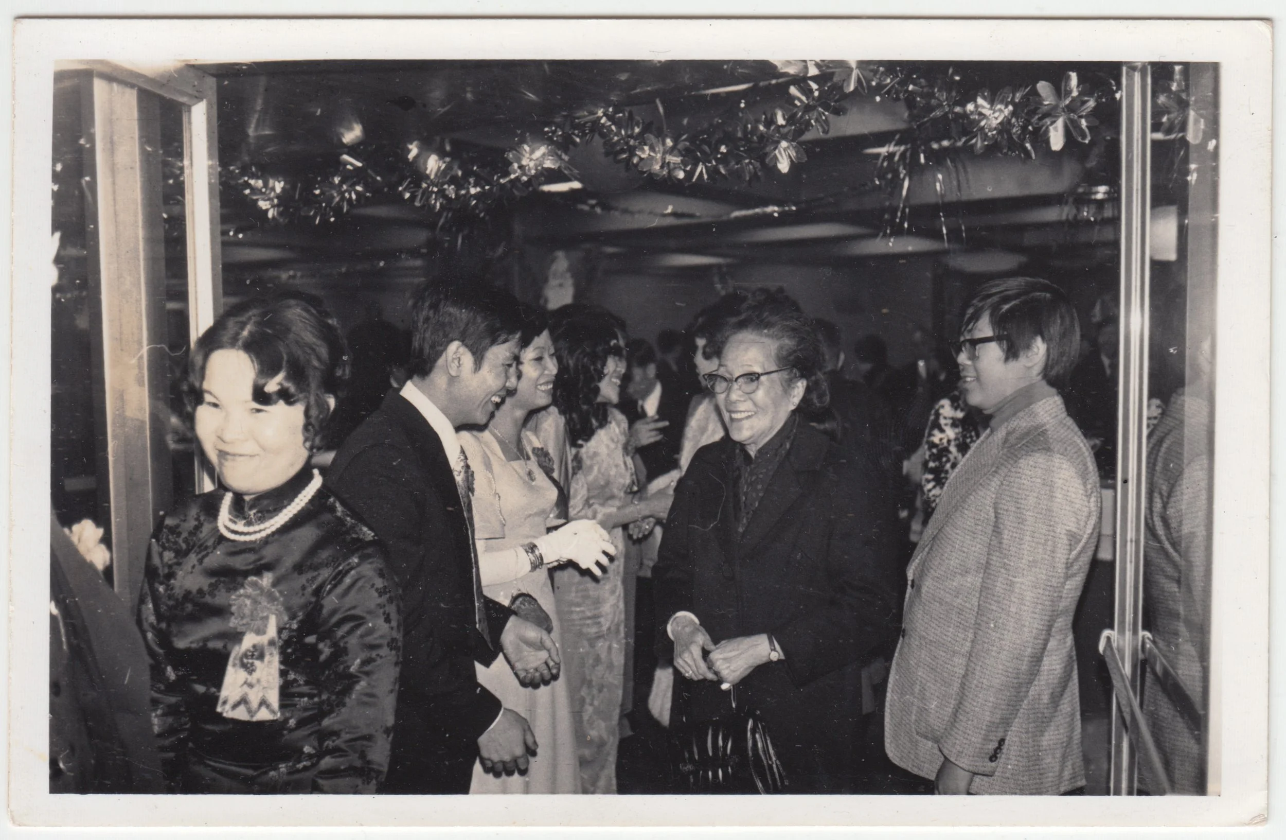 五叔公’s Wedding, c. 1970s.

五叔公 & 五叔婆 saying goodbye and thanking guests. Grandma and Uncle Edward also 送客