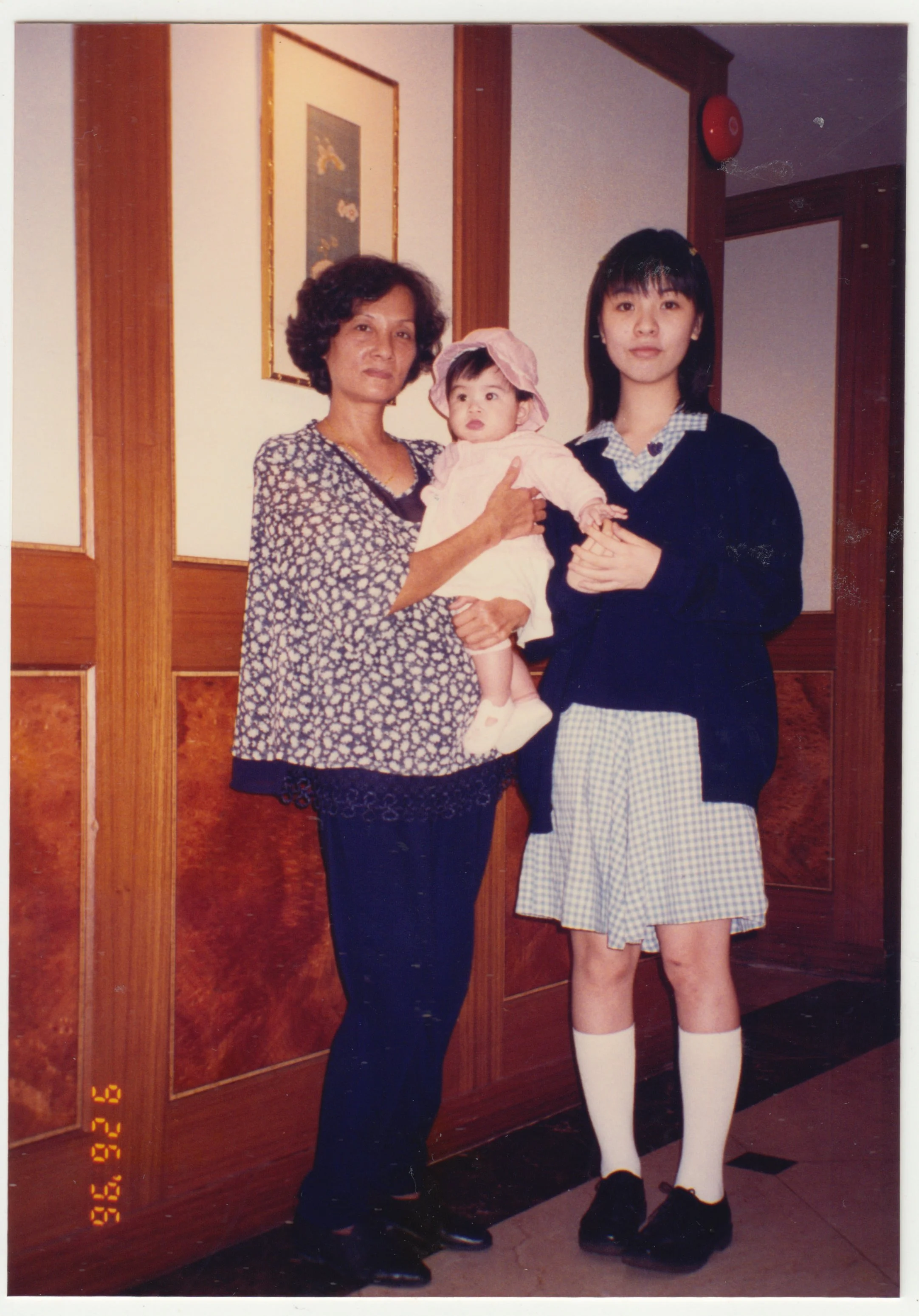 no. 00466 / 牛表叔婆, Charlotte & Sai EE at a family banquet, taken on 26 September 1996.