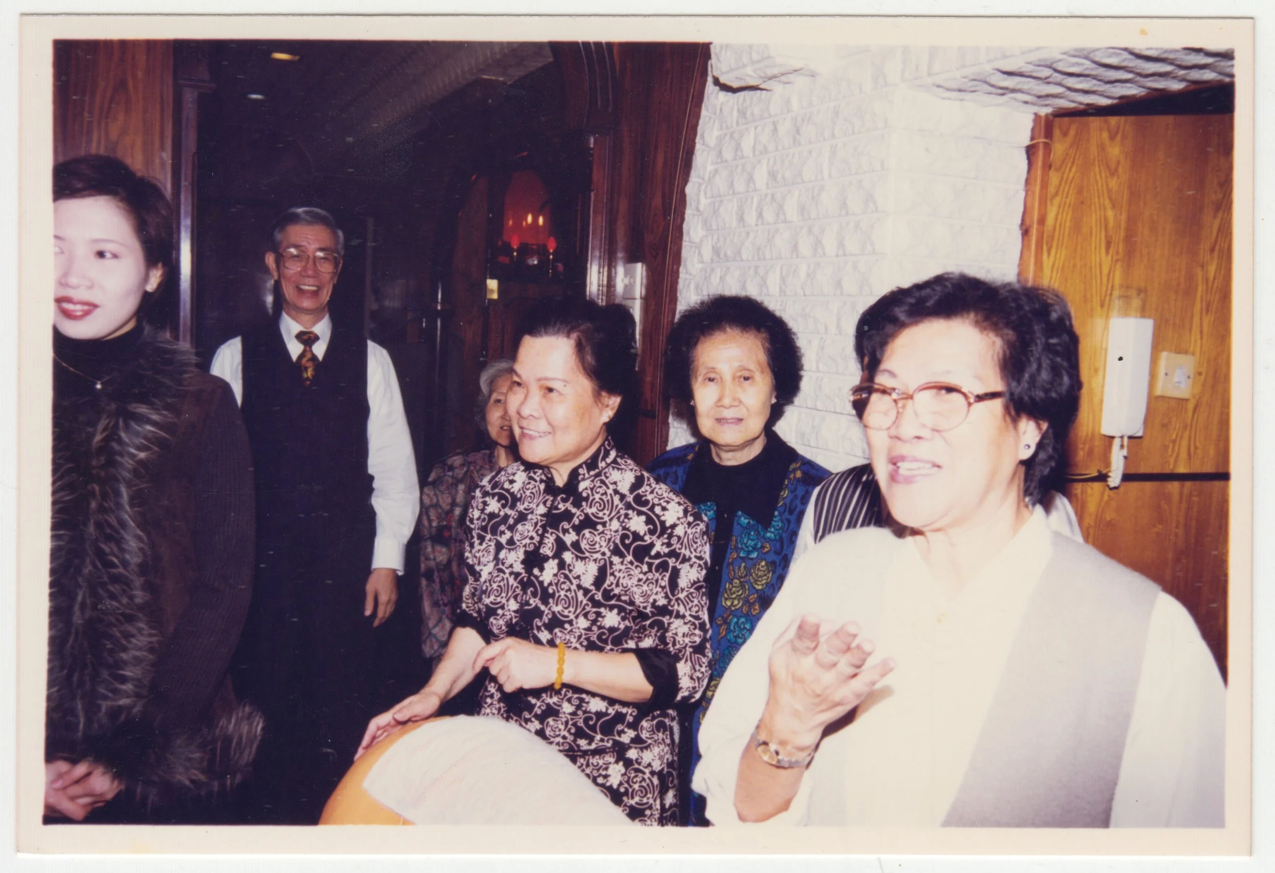 no. 00151 / EE's Tea Ceremony, taken on 22 December 1997. From left to right: 舅母, Grandpa, 蝶姨婆, Grandma, 姨太婆 & Mi Por. The photo was taken at home on 18/F, Emma Avenue.