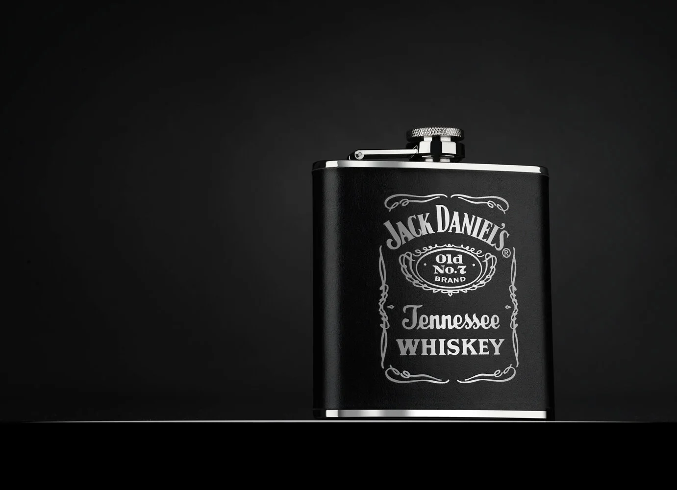  THE ICONIC JACK DANIEL’S HIP FLASK  