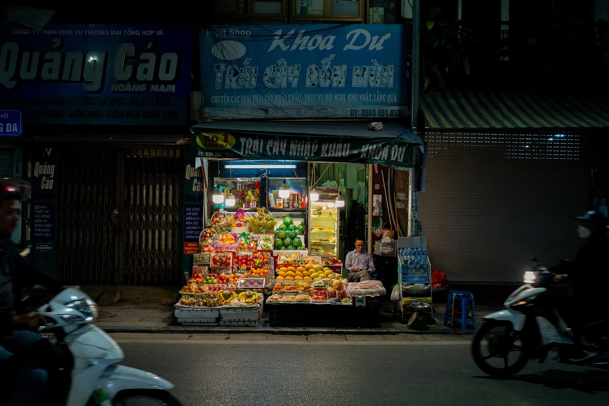  NIGHT HARVEST : THE SILENT FRUIT VENDOR -  HANOI VIETNAM 