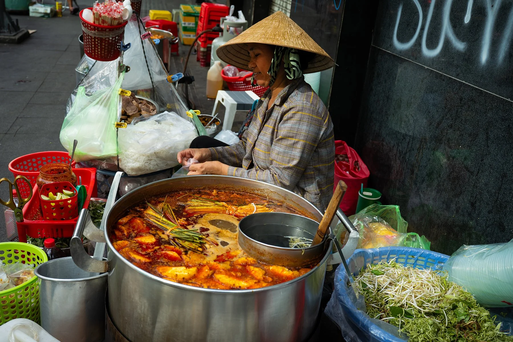 HAVE A BOWL OF KHAO SOI GAI - VEITNAMESE CURRY CHICKEN SOUP) 