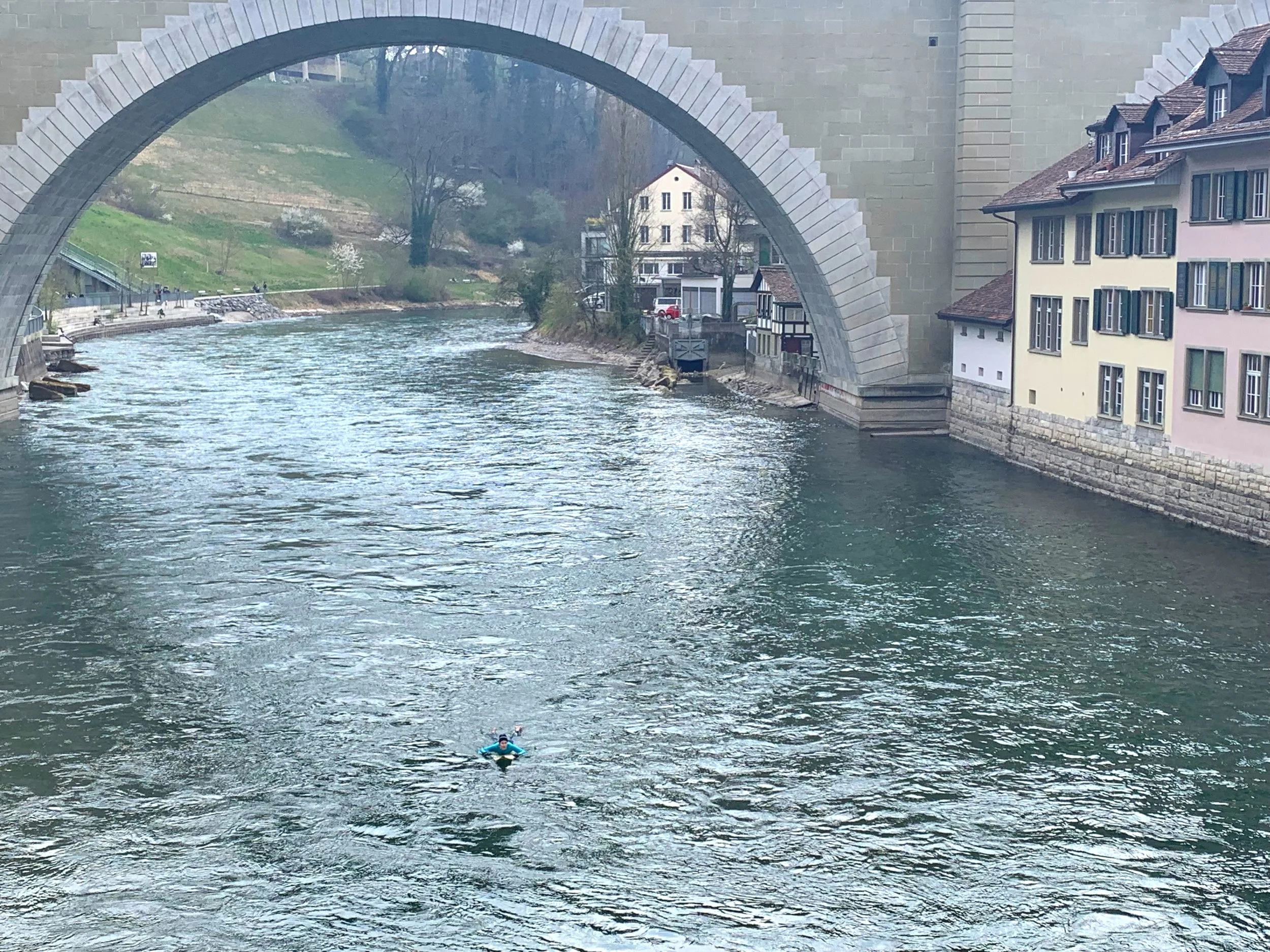 Katinka from the Netherlands decided to try Bungeesurfing while travelling through switzerland - despite the fact that the water temperature was only 7.1 degrees.