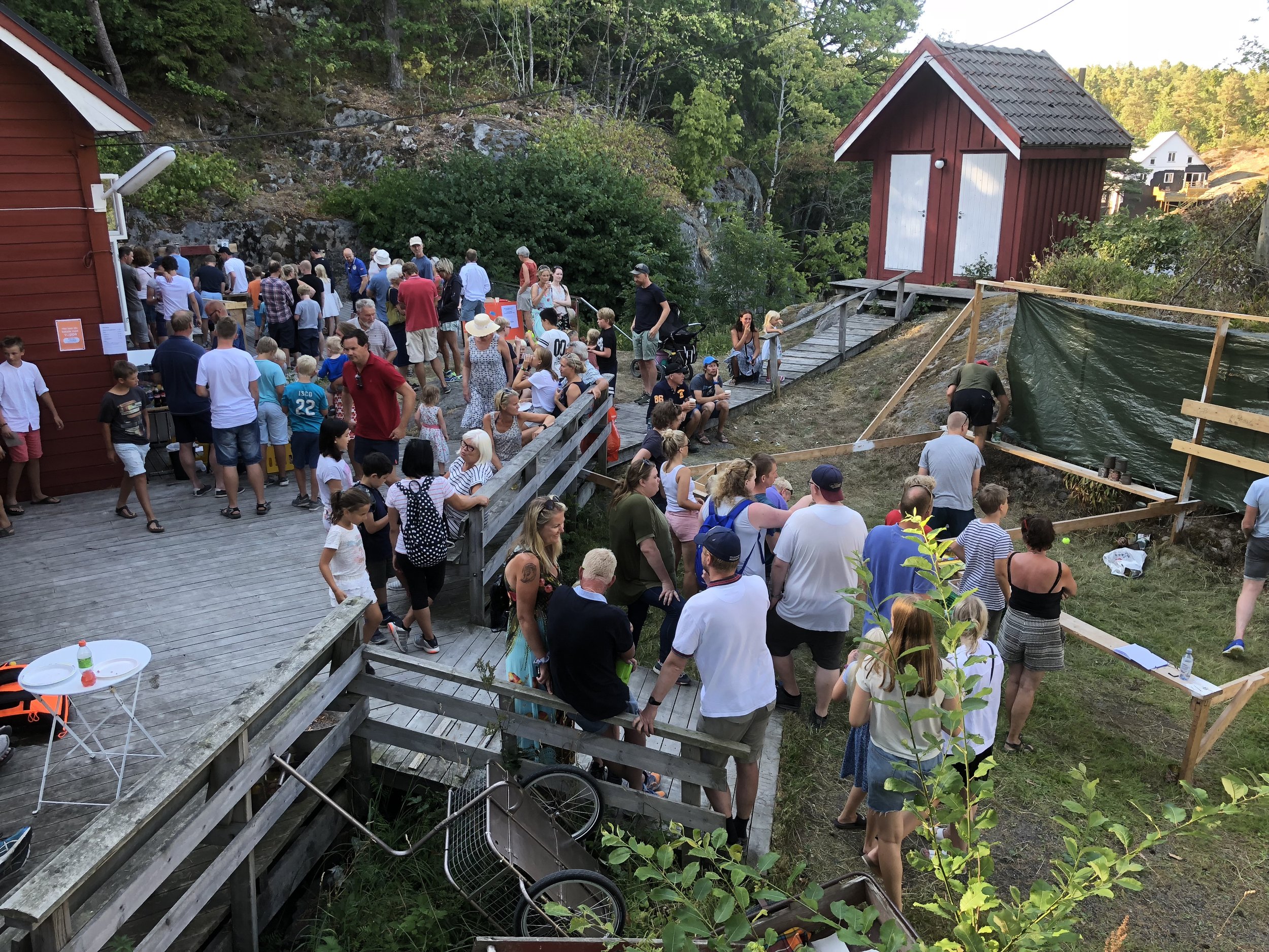 Det var stor oppslutning om årets sommerbasar på Kjennhaug. Foto: Erik Garaventa