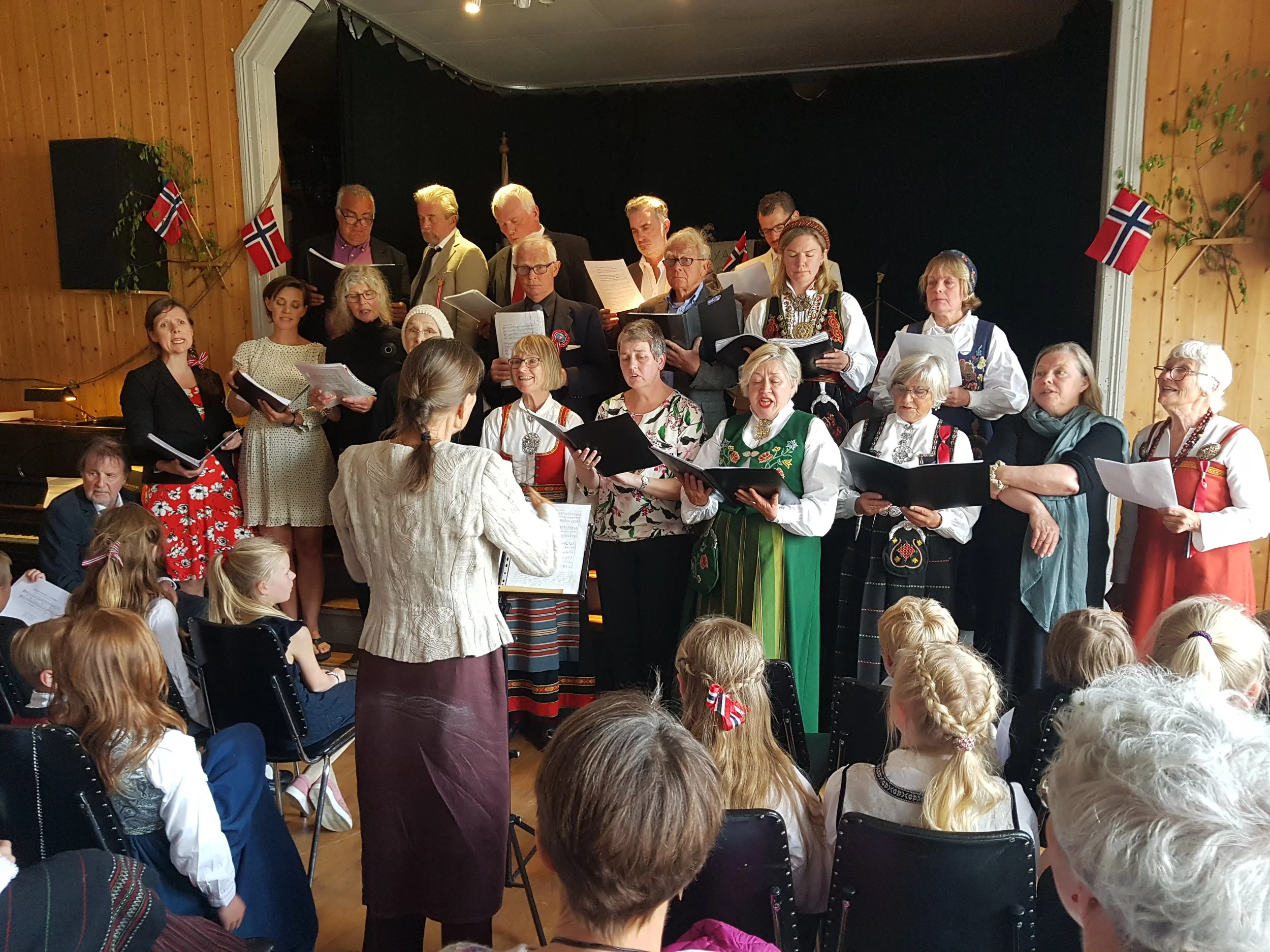 Sandøykoret er også fast innslag på Kjennhaug 17. mai. Foto: Rolf Schøning.