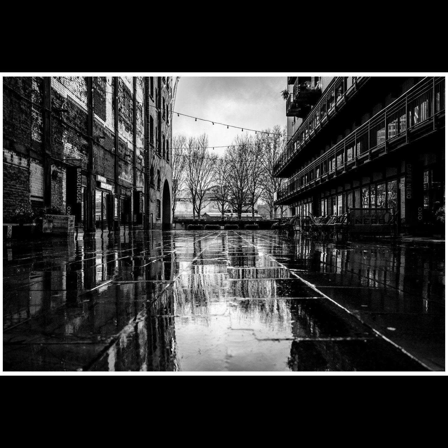 A slightly damp day in London back in March. (1/3)
#bnwphotography #londonphotography #fujifilm #fujifilmxseries #fujifilmxt5 #reflections #urbanphotography #lowkeyphotography