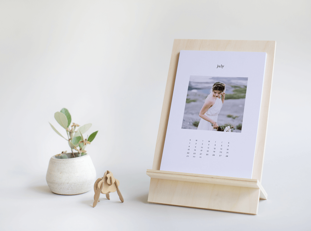 Ein schicker Foto-Kalender aus Holz für den Schreibtisch oder das Sideboard