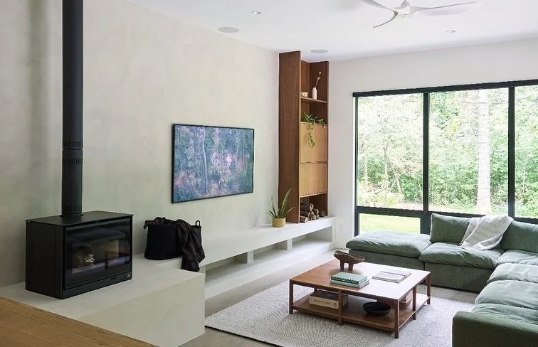 The sunken living room at Victoria Crescent makes you want to cozy up with a hot cup of tea and a good book!
.
.
.
Photography: @janinekropla 
Contractor: @0812buildingsolutions