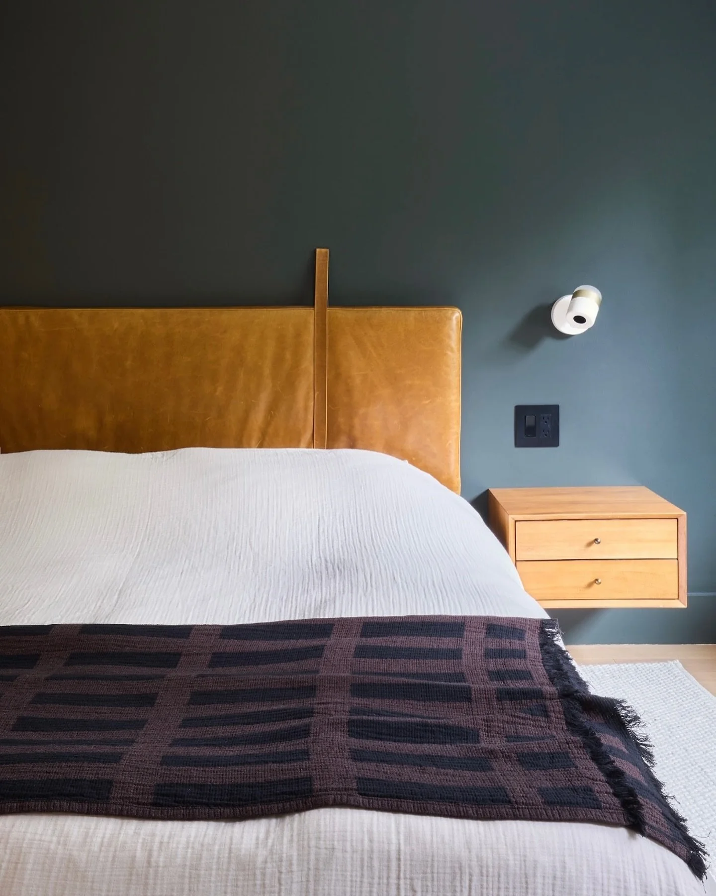 Custom headboard by @fineformupholstery 
.
.
.
Photography: @janinekropla 
Contractor: @0812buildingsolutions