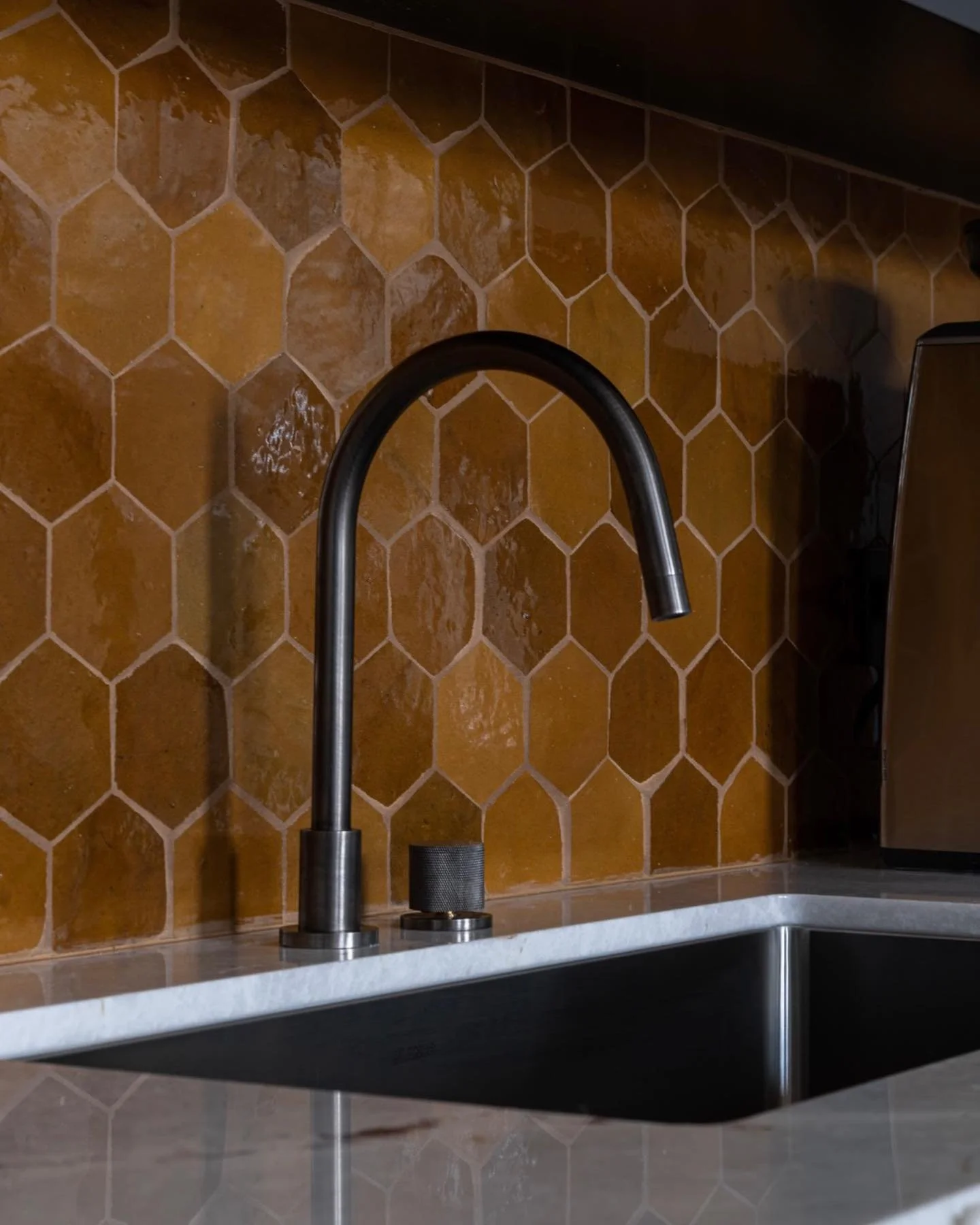 Backslash tile: @zia_tile 
Marble countertop: @marbletrend through @carraratile 
Faucet: @watermarkbrooklyn through @green.slade 
.
.
.
Photography: @vanheyst.photography 
Contractor: @garnetconstruction