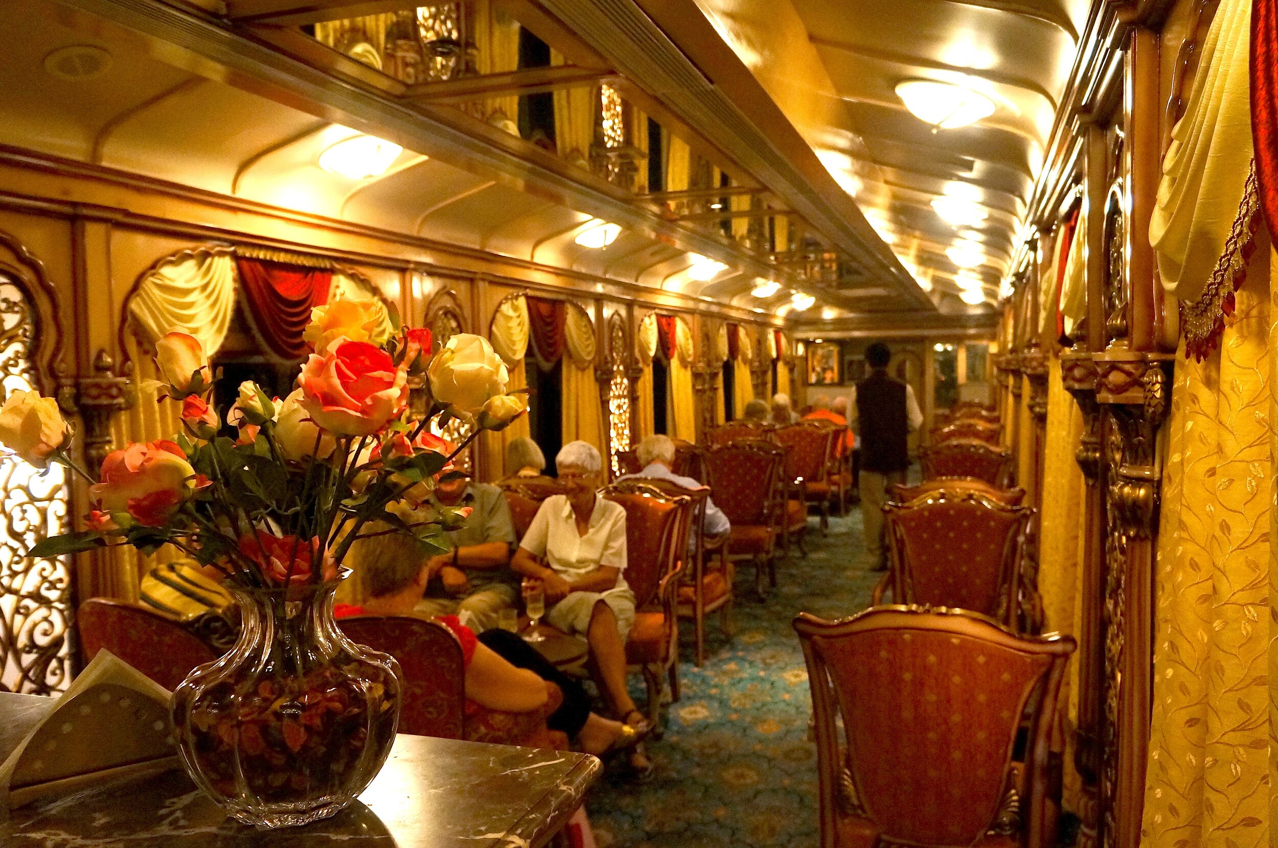 interior-Golden-Chariot-bar_warm.jpg