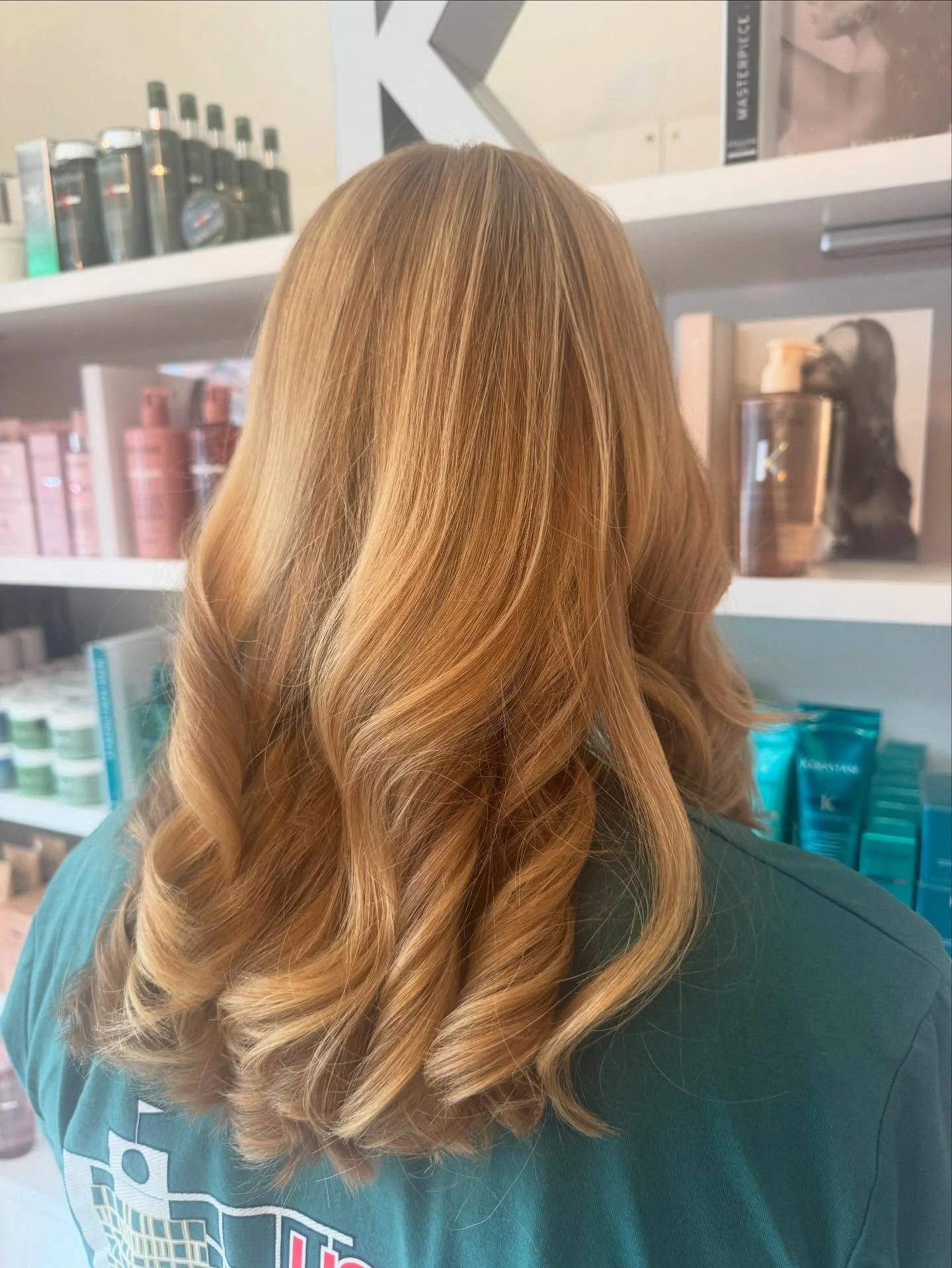 ✨Summer refresh before senior pictures!✨
Highlights, Haircut & Style by Sabrina
#essadorasalon #chicagosalon #chicagohairstylist #chicagocolorist #chicagohair #kerastase #oligopro #caluragloss #colorwow #behindthechair #blondespecialist #blonde