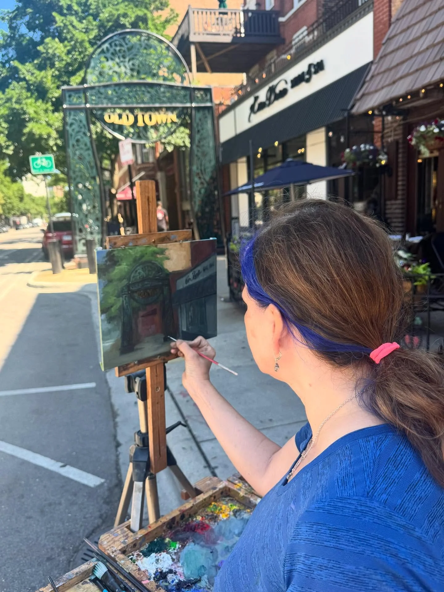 Picture perfect way to start the weekend! ☀️🖼️🩷
Shout out to the talented @shannonjoyburch for featuring us in her painting in collaboration with @pleinairpainterschicago 👏🎨 
Thank you to our Julia @chiesthetician for capturing the moment of th