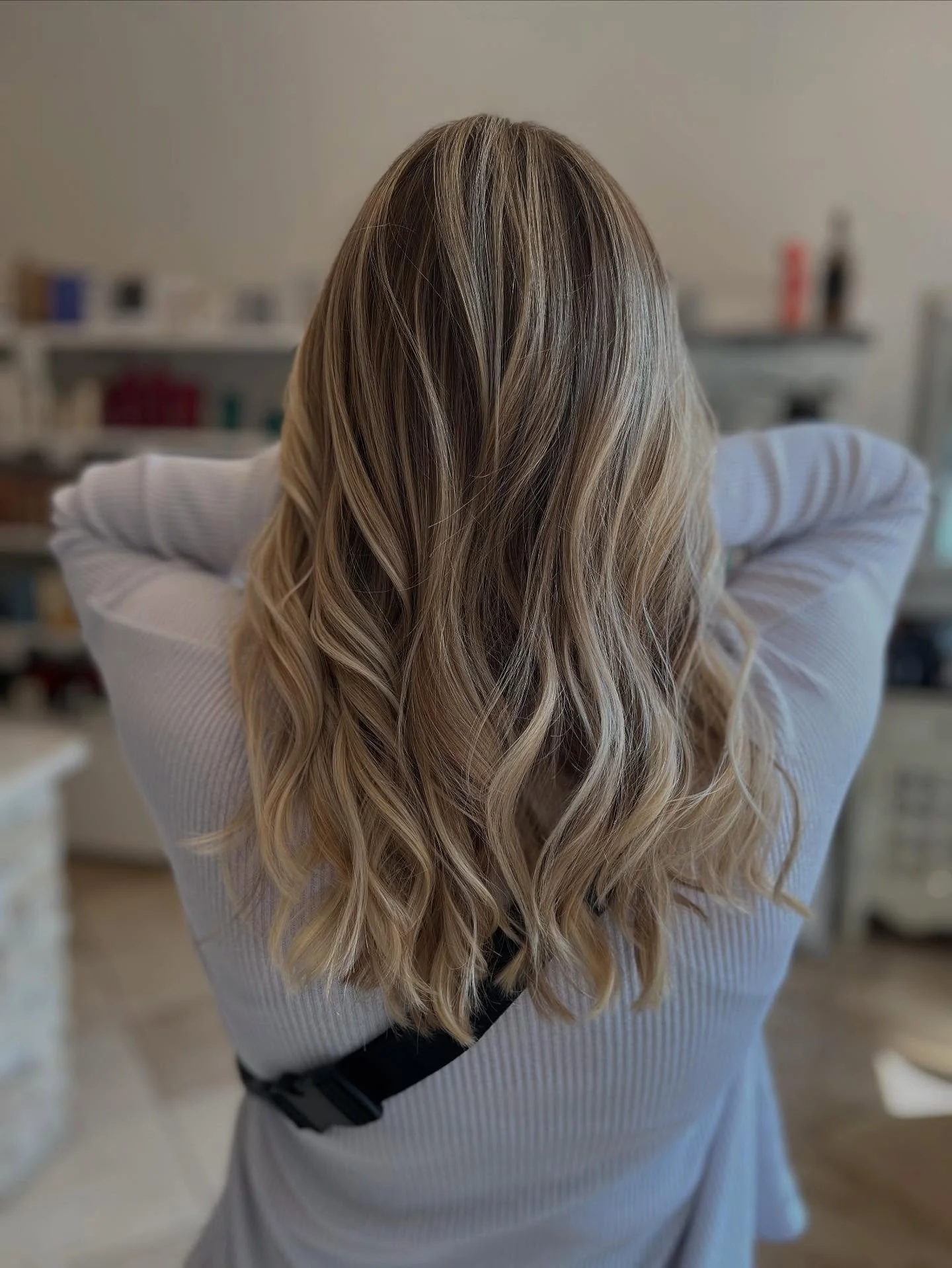 📣 Introducing Justin, the newest artist behind the chair at Essa Dora‼️
This stunning blend of blonde tones and effortless waves is just a taste of what Justin brings to the salon. From dimensional color to lived-in glam, he’s serving major h