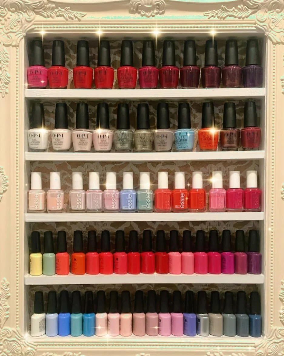 As the seasons change, so does our nail bar! 😎💅
Upgrade your Signature Mani/Pedi to a Spa Mani/Pedi and slough off winter once and for all with an exfoliating salt scrub and paraffin treatment to have you feeling like 🧈
#essadorasalon #chicagosp