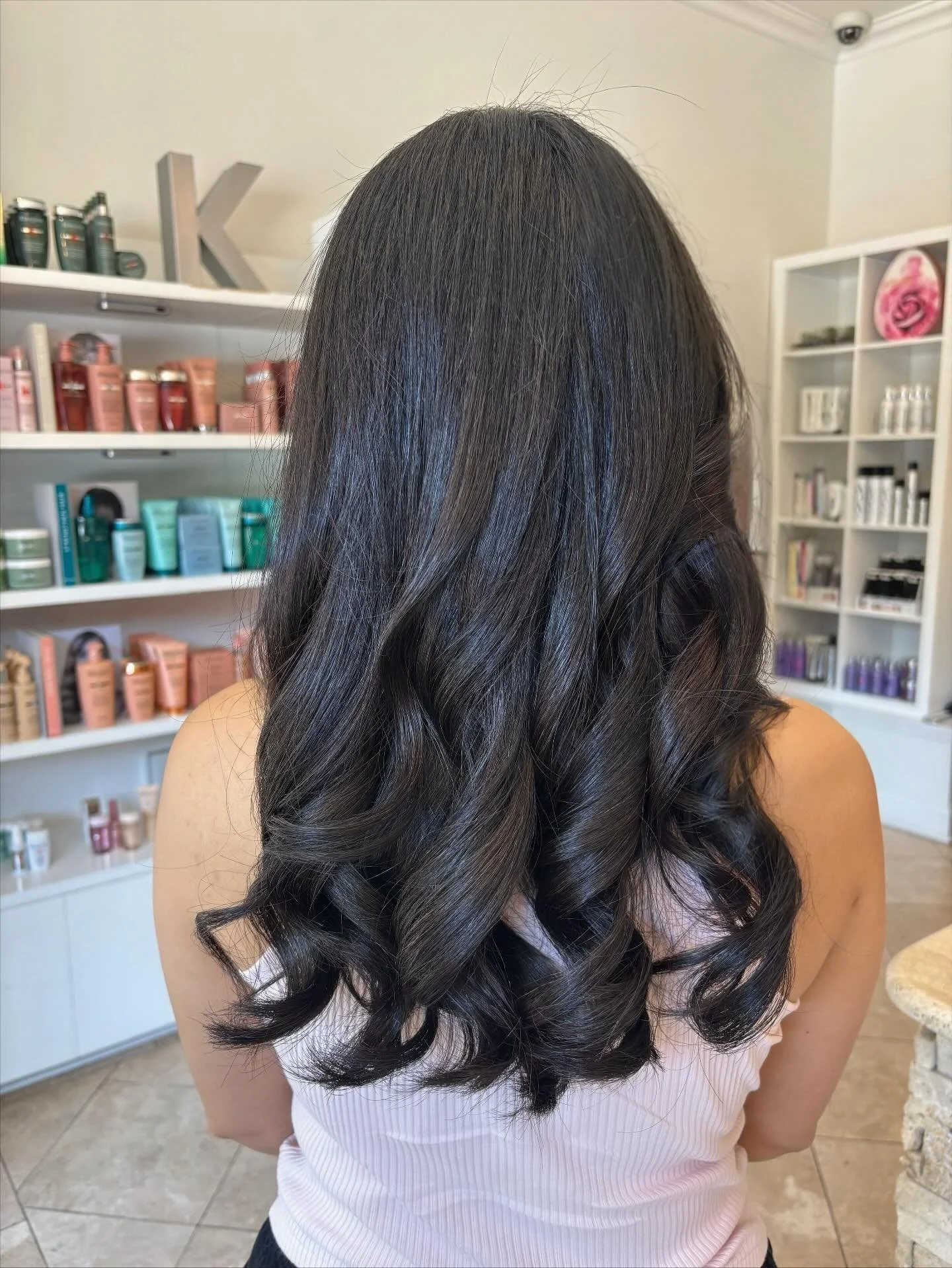 Double shot of espresso - no barista needed ☕️😌
Color by John ✨ Haircut & Style by Sabrina
#essadorasalon #chicagosalon #chicagohair #chicagostylist #chicagocolorist #lorealpro #caluragloss #kerastase #colorwow #dreamcoat #espressovibes #shiny