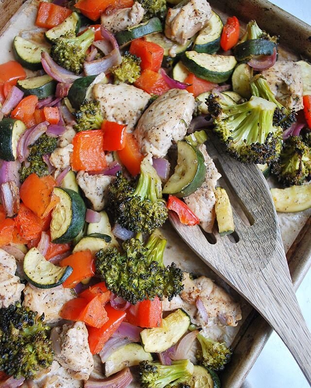 Big sheetpan meal fan over here🙋🏻‍♀️i’ve been loving this balsamic chicken & veggies sheetpan for something quick & easy. you can top this on greens, quinoa/farro/rice and it makes some for leftovers too! which is always a plus. another favorite sheetpan is my sweet potato, brussels & chicken sausage which you can find on my site. full recipe for this linked in my bio! what are y’all cooking up this week? 🥰
