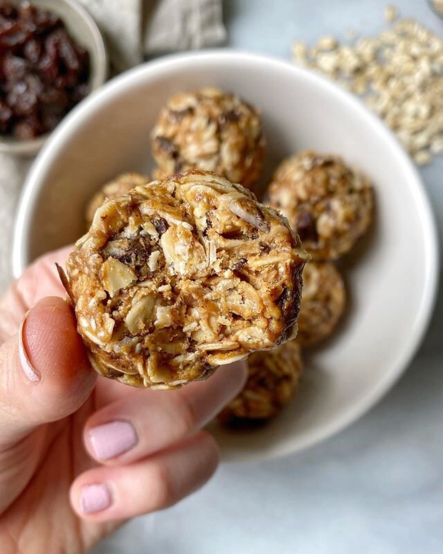 These trail mix bites have been my go-to snack this week! they should really be called everything in the pantry bite 🤩I’ve been having one with some coffee before doing a little workout at home in the mornings. you can really switch these around based off what you have too- using different nut butter & add-ins! I have lots of different bite recipes on my site too! full recipe for these trail mix bites linked in my bio. hope you have a great wednesday💛💛