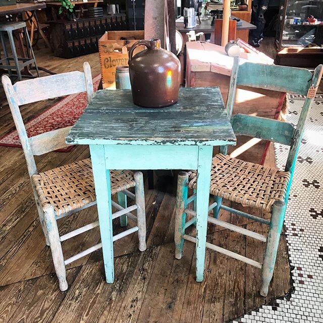 We&rsquo;re in love with this primitive table and chairs. 🥰 The perfect little porch set.  #westervilleantiques #primitive #primitivedecor #countryporch #farmhouse #cottage #primitivefurniture #614 #614antiques #myantiquedhome #oldisthenewnew #uptow