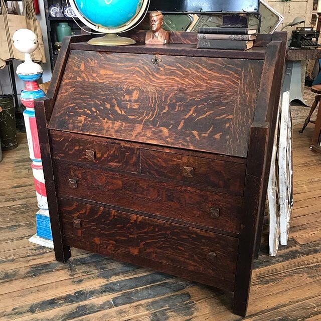 👀 Check out this AMAZING antique mission-style quarter sawn secretary desk.  Beautiful grain, many cubbies, and the key. 🗝 
38&rdquo; wide, 18&rdquo; deep, and 44&rdquo; at its tallest. #missionstyle #quartersawn #antiquesecretarydesk #uptownwester