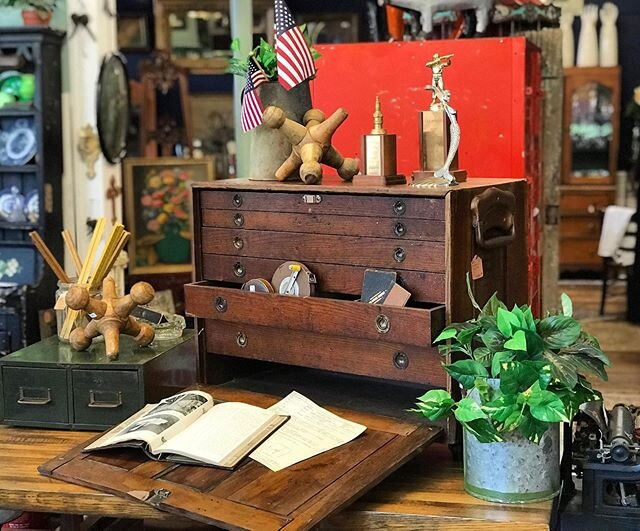 🔨🧰🔧This lovely old wood tool chest looks amazing on top of one of our industrial tables. It is the perfect size (with casters) to stand alone or be placed on top of other surfaces. #industrialdecor #loftdecor #interiordecorating #myantiquedhome #v