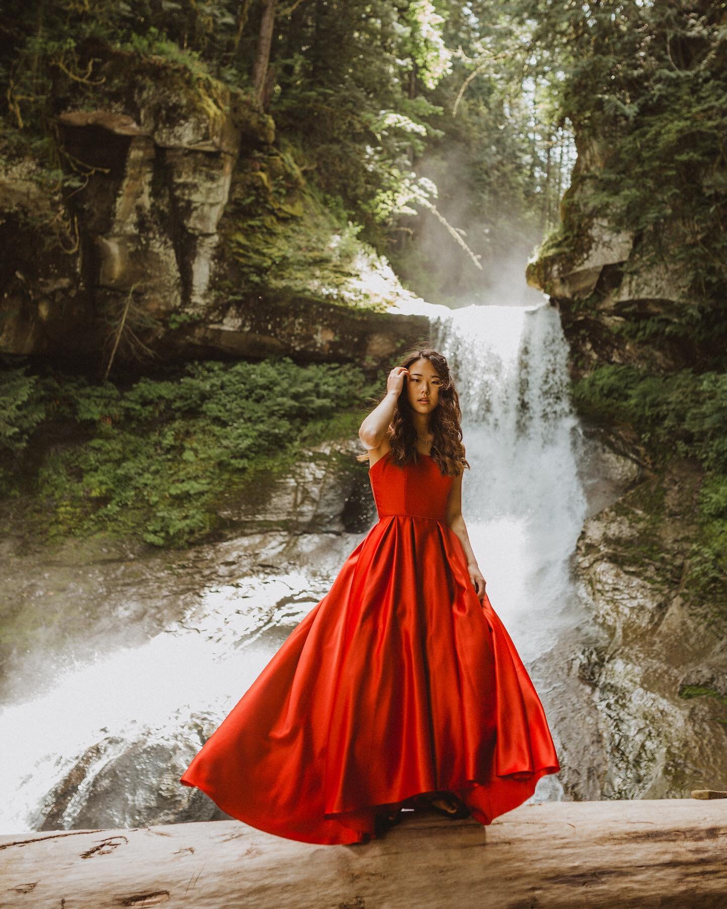 I meannn why not hike to a waterfall and put on your fanciest of fancy clothes!? // this fun little adventure ft. a fairly large waterfall with @elleigh.j.smith + @kyle.w.millican is now up on the blog (link in bio)
⠀⠀⠀⠀⠀⠀⠀⠀⠀
#bellinghamphotographer 