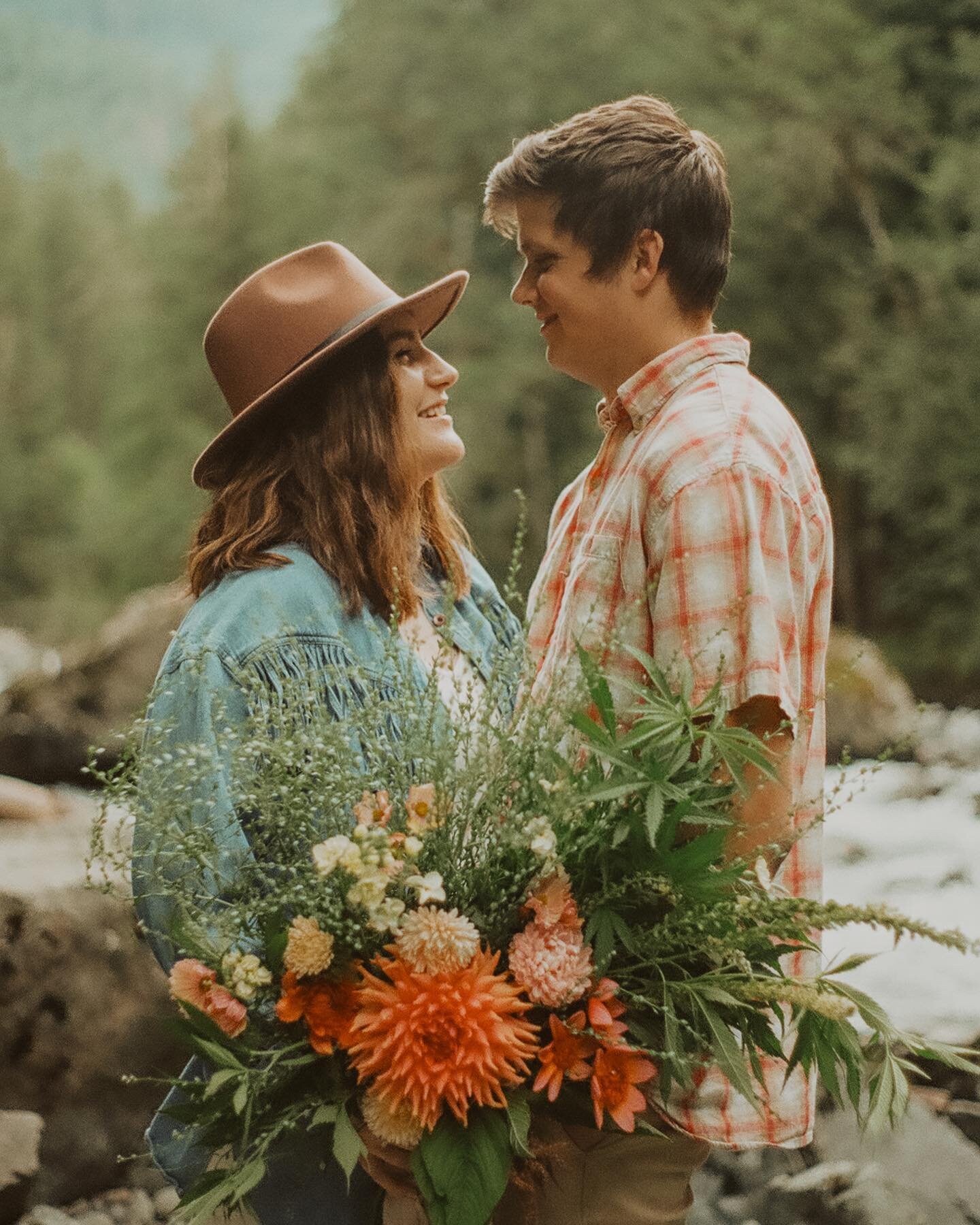 Film scan delivery days are my FAVORITEEEE sometimes I totally forget what&rsquo;s on the roll, like these sweet snaps of @blakekingslien + @camtdixon with the most whimsical florals from @floravorenw
⠀⠀⠀⠀⠀⠀⠀⠀⠀
#forthewildlyinlove #forthewildatheart 