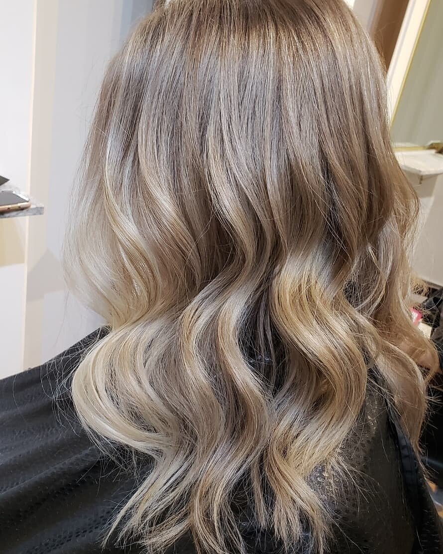 Romantic honey highlights done by Melanie 🍯

@hair.by.melaniewheeler @avedacanada 
#balayage #blonde #honeyblonde #honeyhighlights #yyj #yyjstylist #yyjhair #yyjhairsalon #yyjhighlights #healthyhair #hairstylist #victoria #victoriastylist