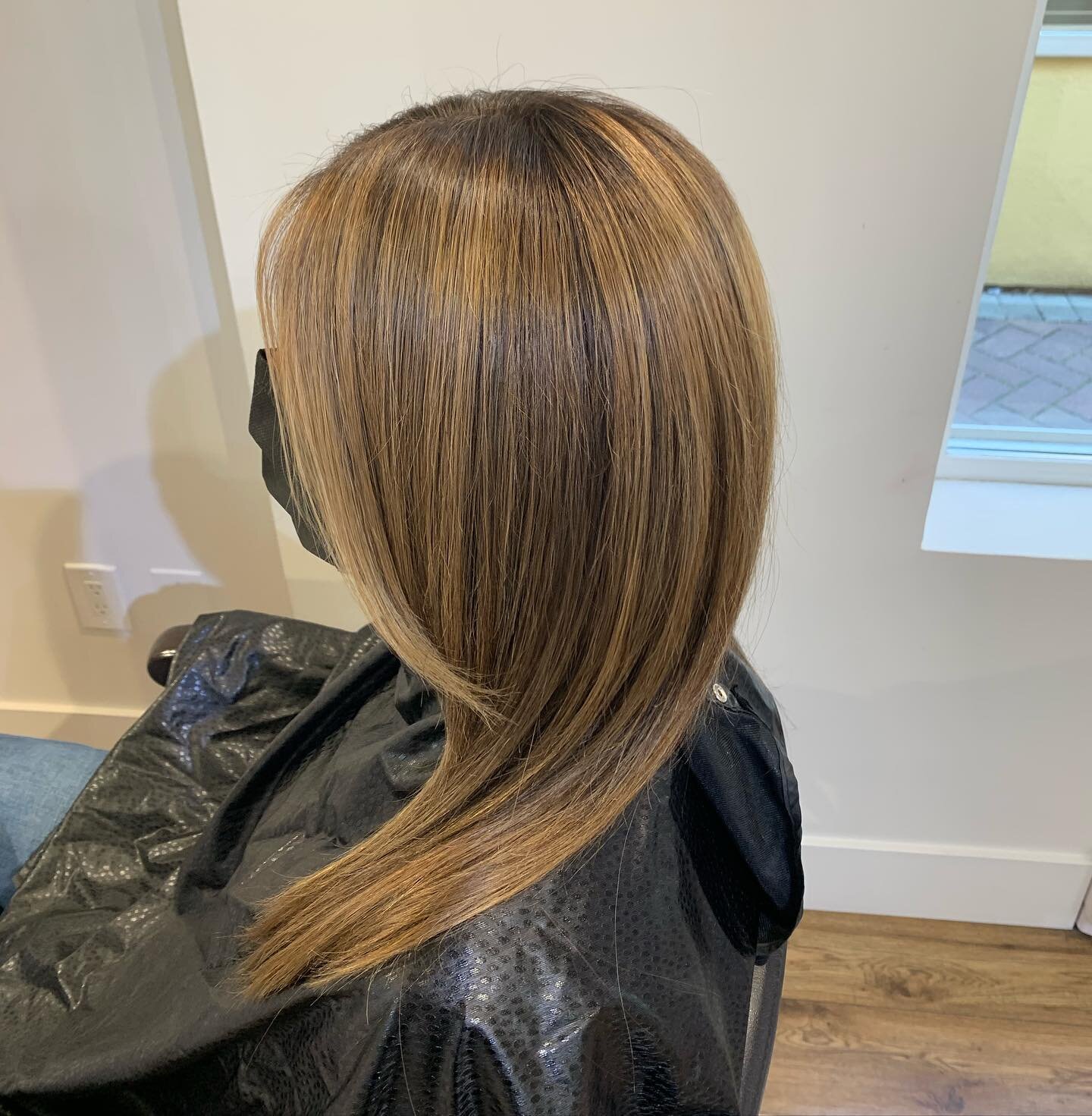 Freshened up her hair by darkening up her root colour, adding lowlites &amp; toning the ends by Stephanie @stephanie.karemaker.hair ❤️ Swipe for Before ⁣⠀
⠀
⠀
#highlights #aveda #yyjaveda #avedacanada #yyjhair #yyjhairstylist #yyjsalon #creamycolour