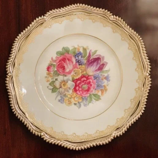  For formal dinner parties, silver chargers are often used to enhance a festive dinner celebration at Fox Hall. 