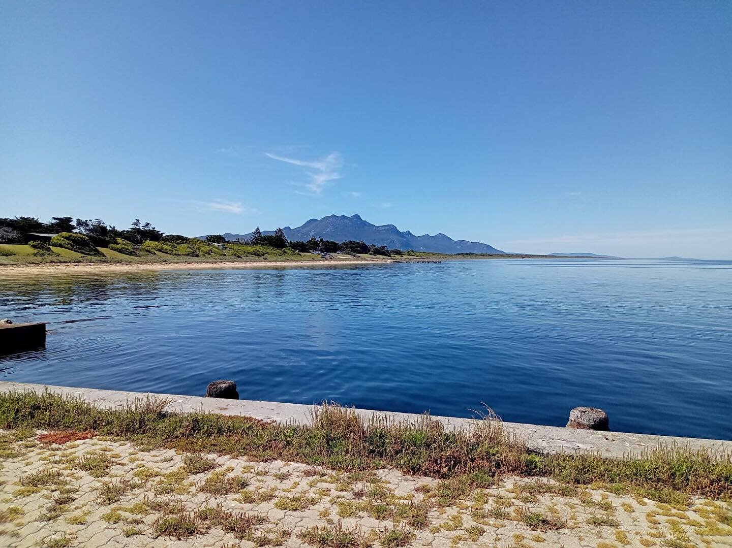 The view from the Flinders Island Wharf is spectacular. Another place that needs to be added to the list when visiting Flinders Island with us ☀️✈️🏝

#aviation #flying #flindersislandaviation #tasmania #tas #discovertasmania #flyingintasmania #north