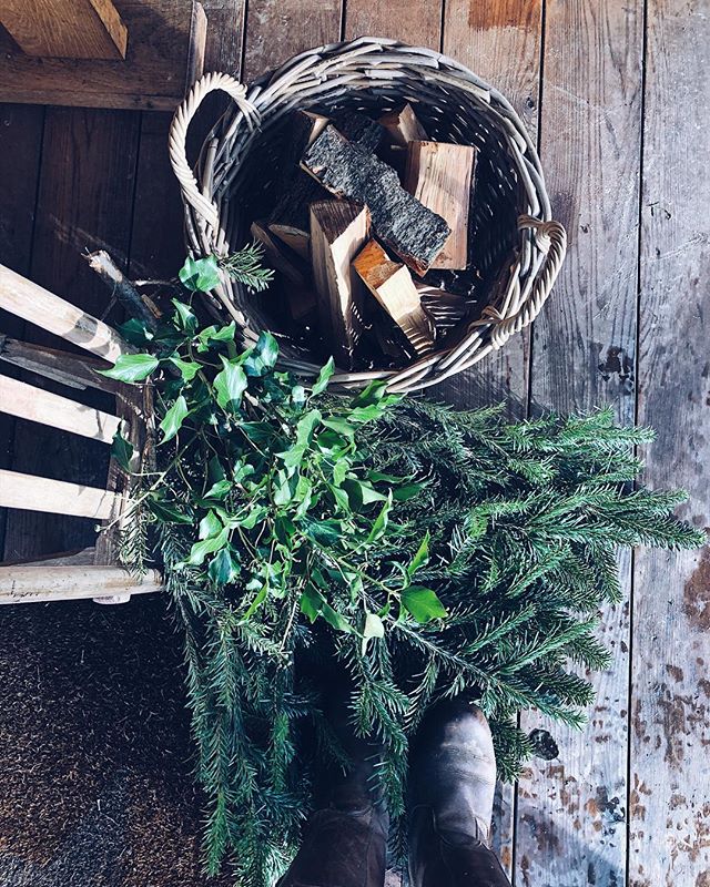Plenty of logs, scented foliage and a roaring fire make for a cosy Christmas Eve today at the Fishing Hut 🎄
